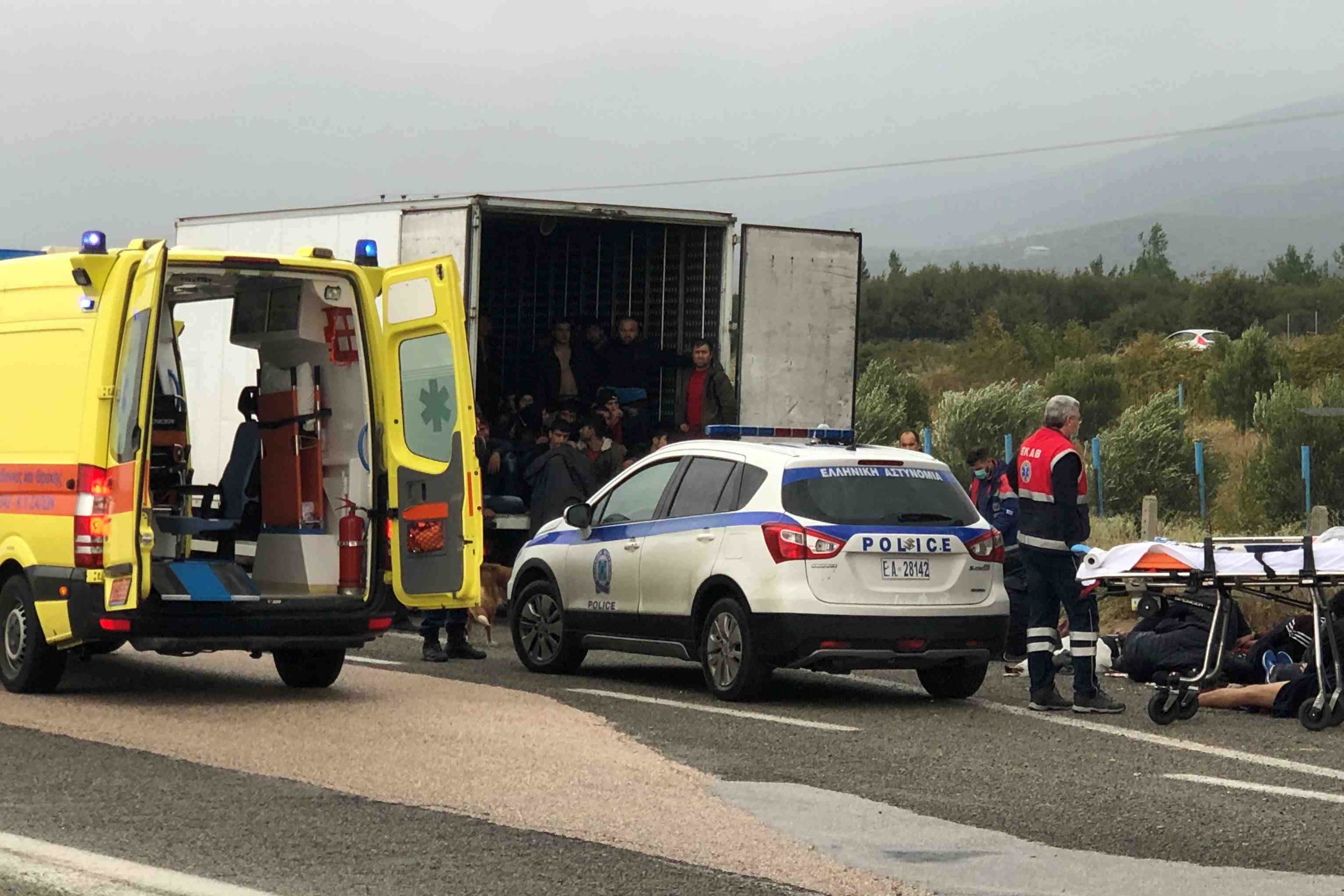 Grece: 41 migrants retrouves en vie dans un camion frigorifique