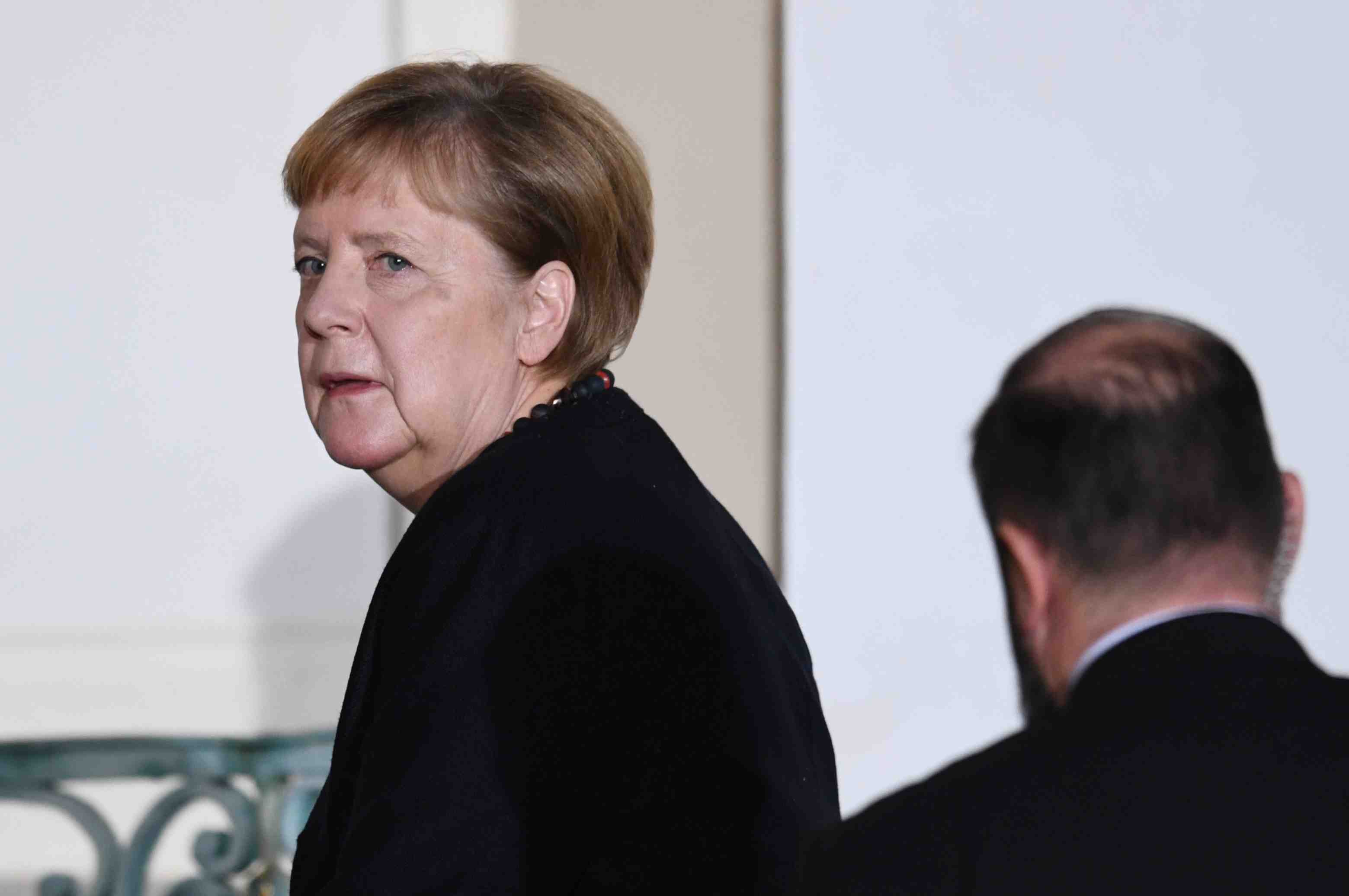 Merkel rejette les appels a davantage d'investissements publics