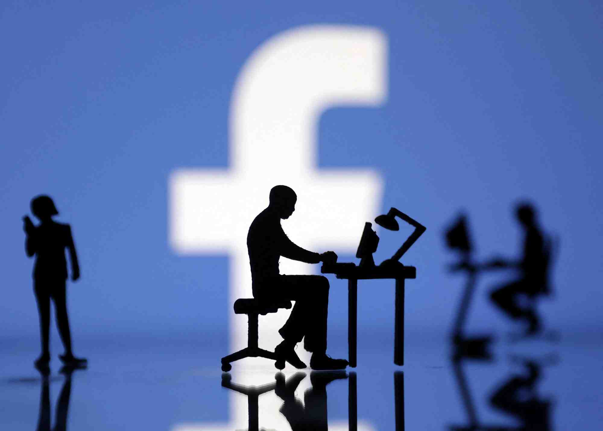 Des figurines avec des ordinateurs et des smartphones devant le logo de facebook