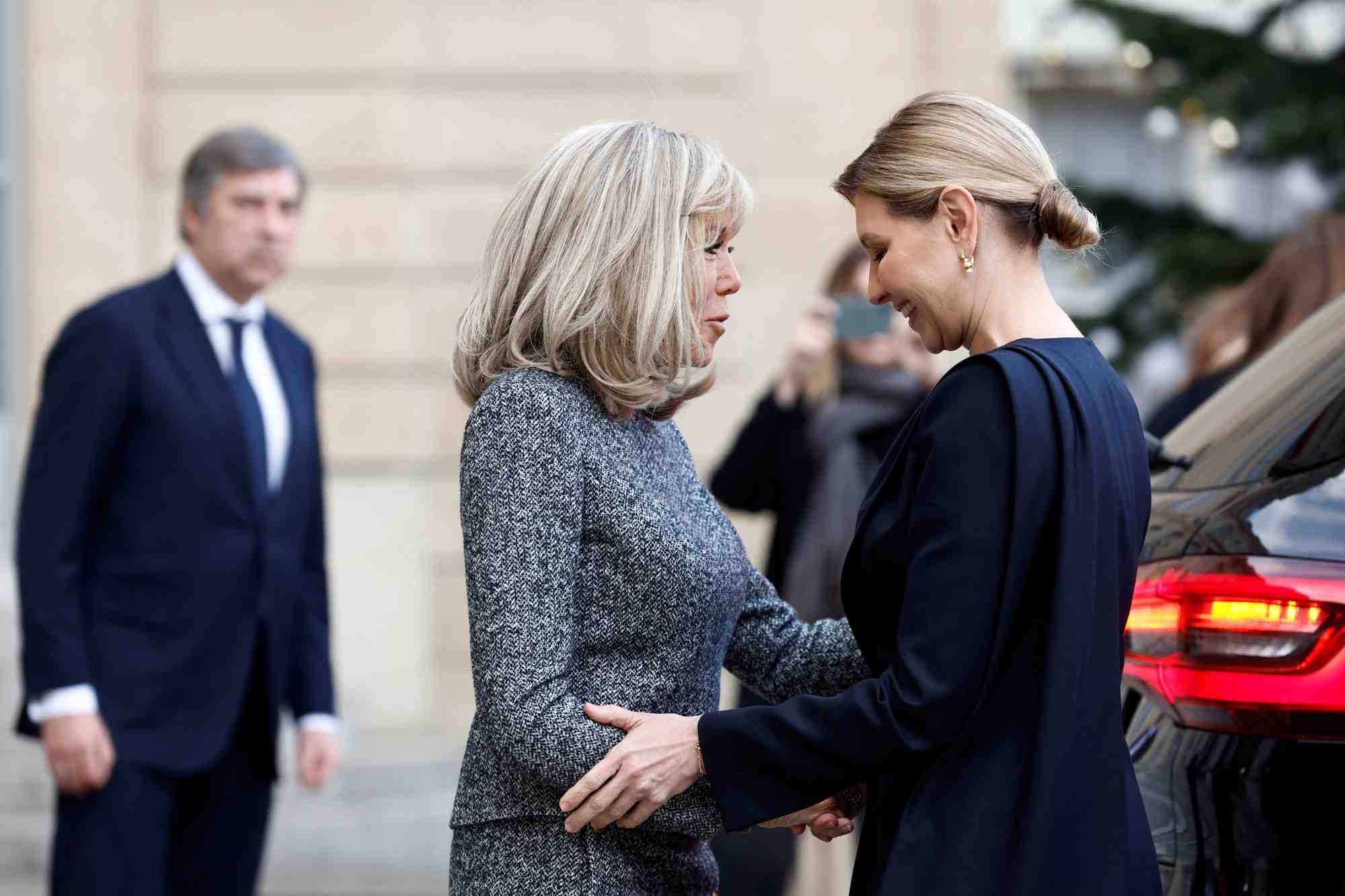 Brigitte macron rencontre la premiere dame d'ukraine, olena zelenska, au palais de l'elysee a paris