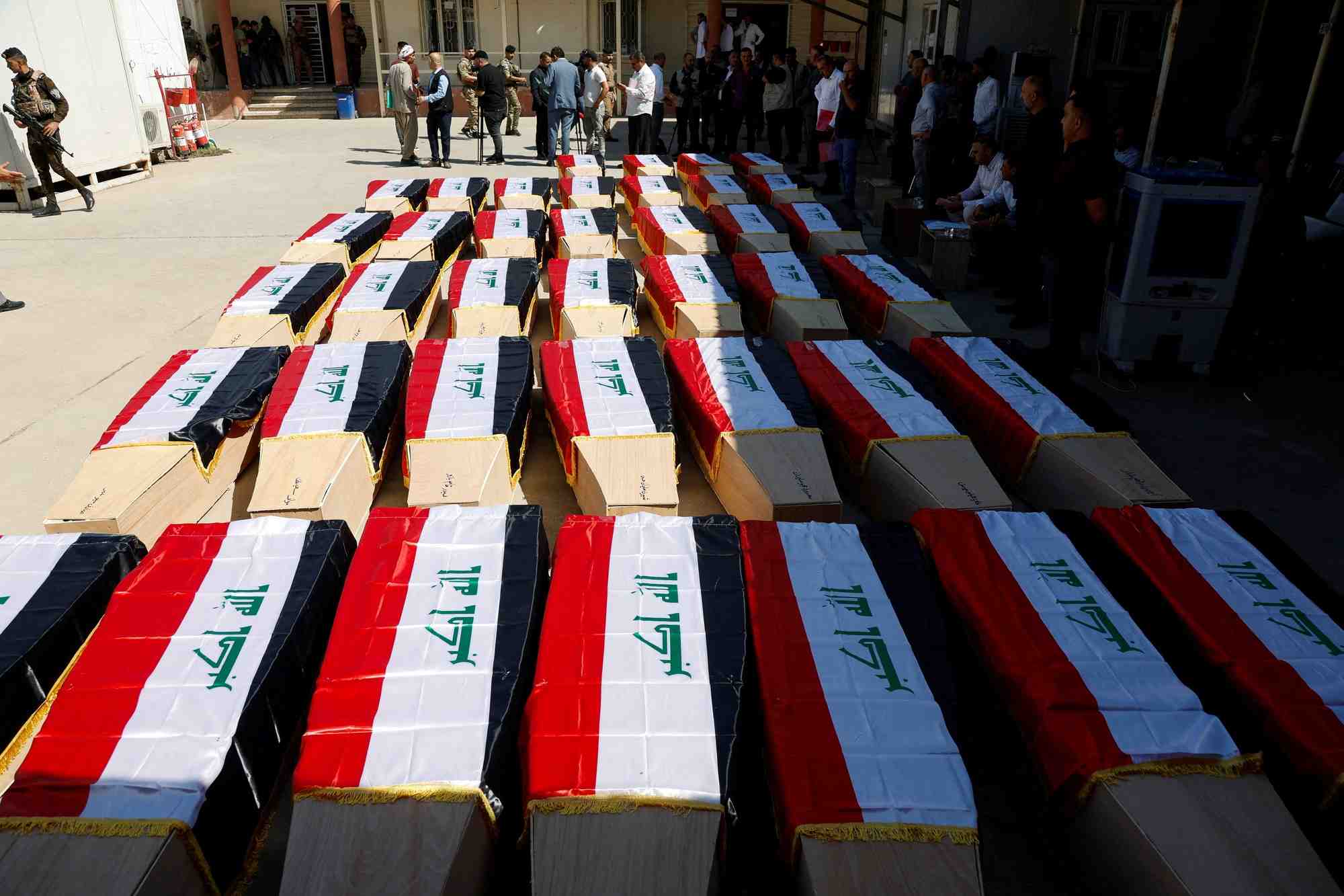 Photo d'archives des restes de personnes de la minorite yezidie, tuees lors d'attaques de l'etat islamique en 2014, apres avoir ete exhumees d'une fosse commune, a mossoul, en irak