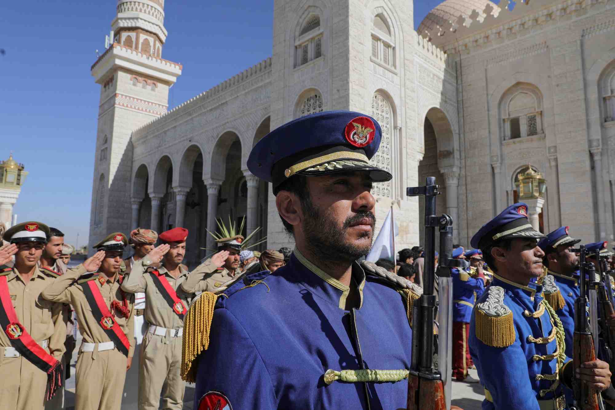 Des gardes d'honneur et des cadets militaires participent a un cortege funebre pour les combattants houthies tues lors des frappes menees par les etats-unis, a sanaa, au yemen