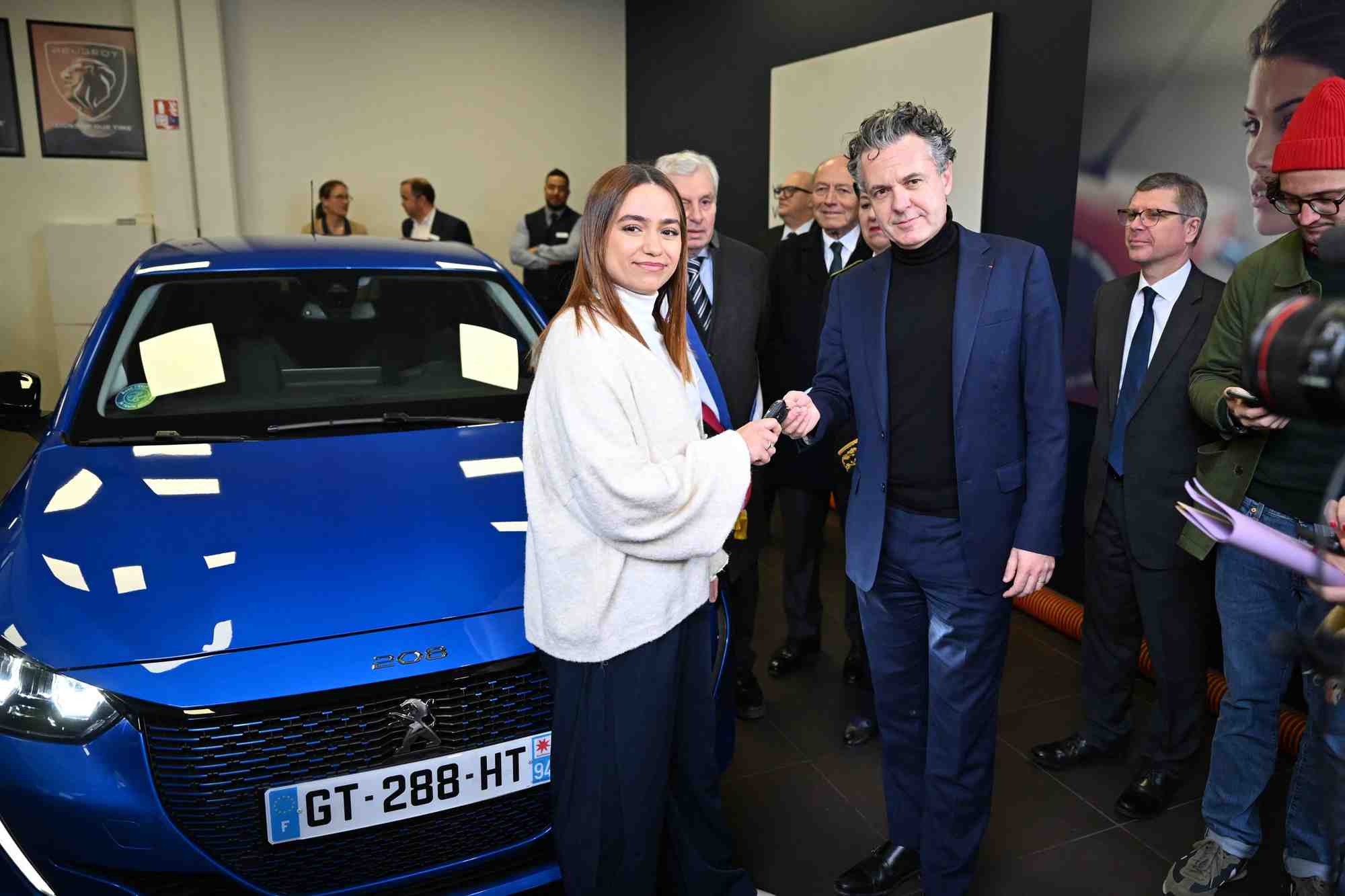 Christophe Béchu, ministre de la Transition écologique, remettait ce matin les clés de la première voiture bénéficiant du leasing social, lancé par l'Etat en décembre dernier.