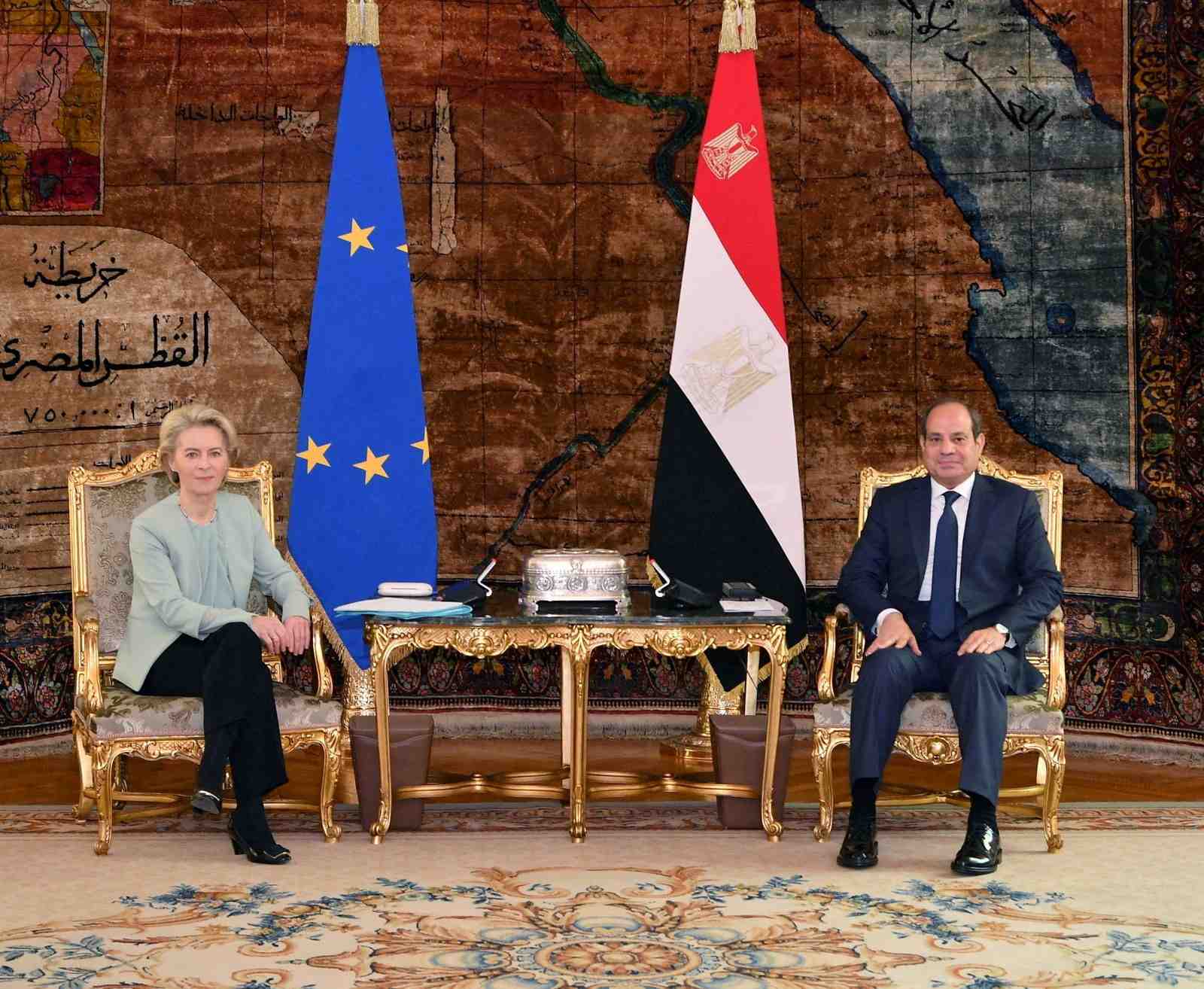 La présidente de la Commission européenne Ursula von der Leyen et le président égyptien Abdel Fattah al-Sissi.