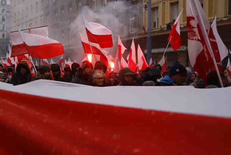 Validation d'une loi limitant le droit de manifester en pologne