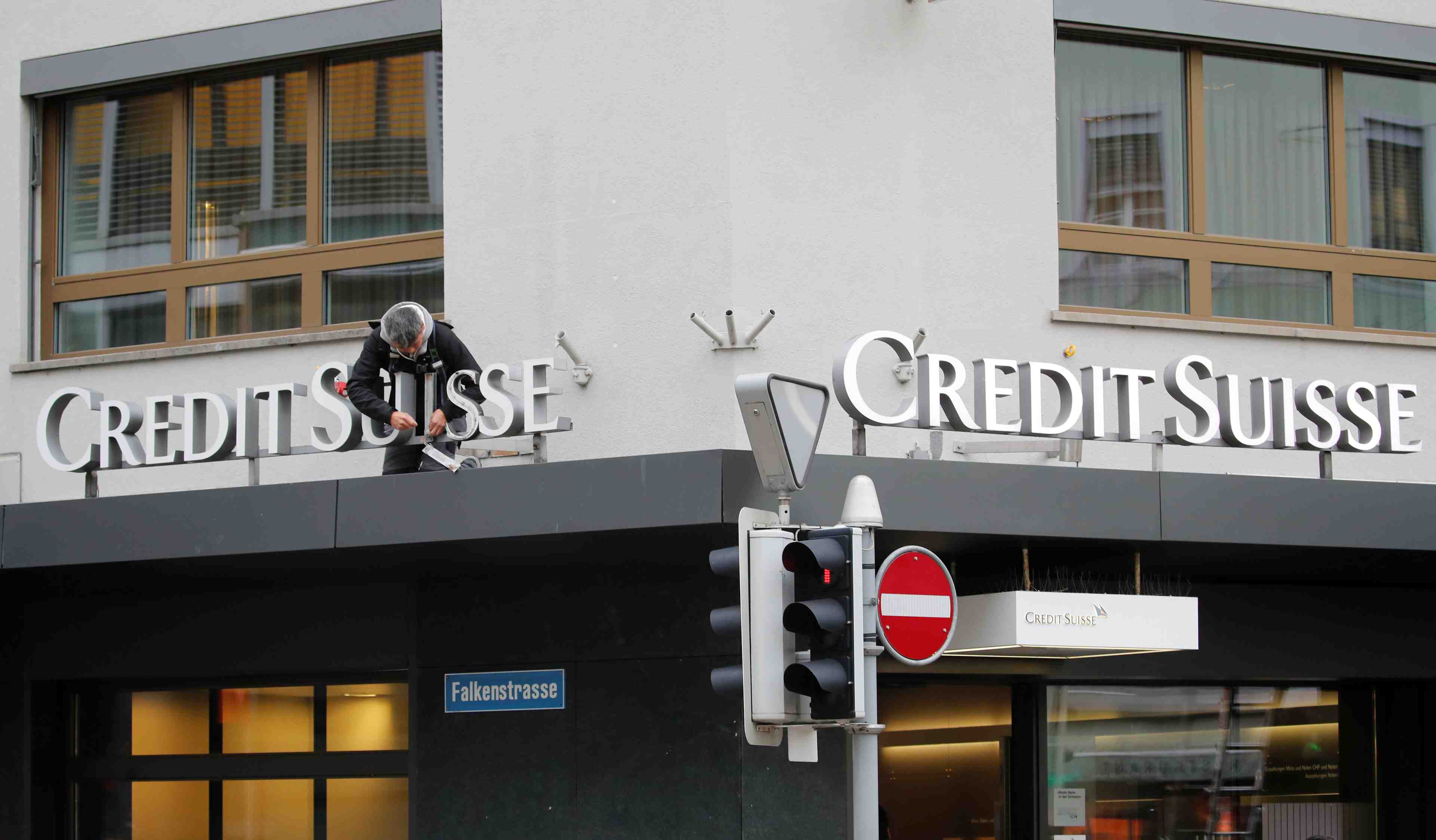 Credit suisse dement une nouvelle vague de suppressions de postes