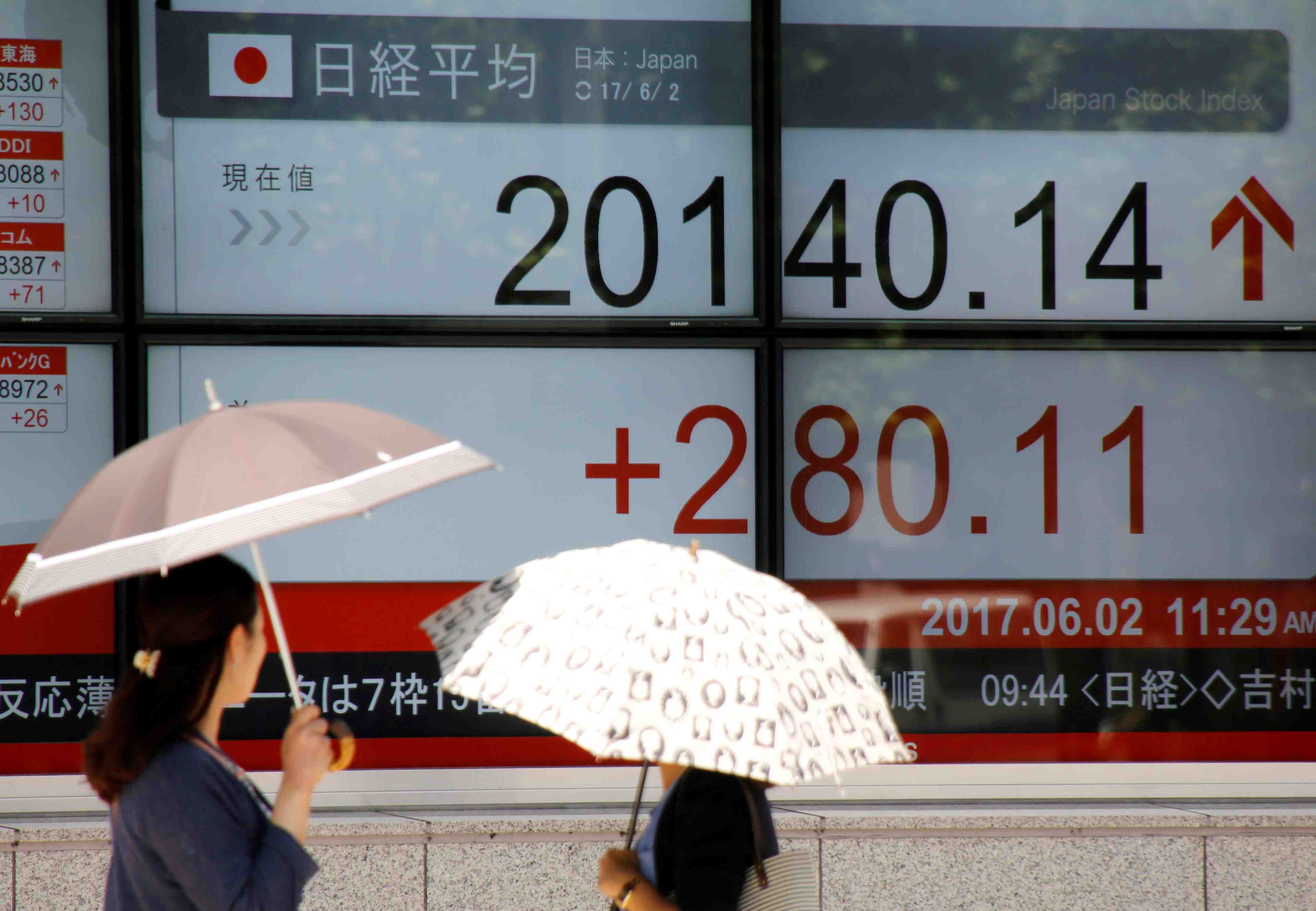 Tokyo termine en hausse