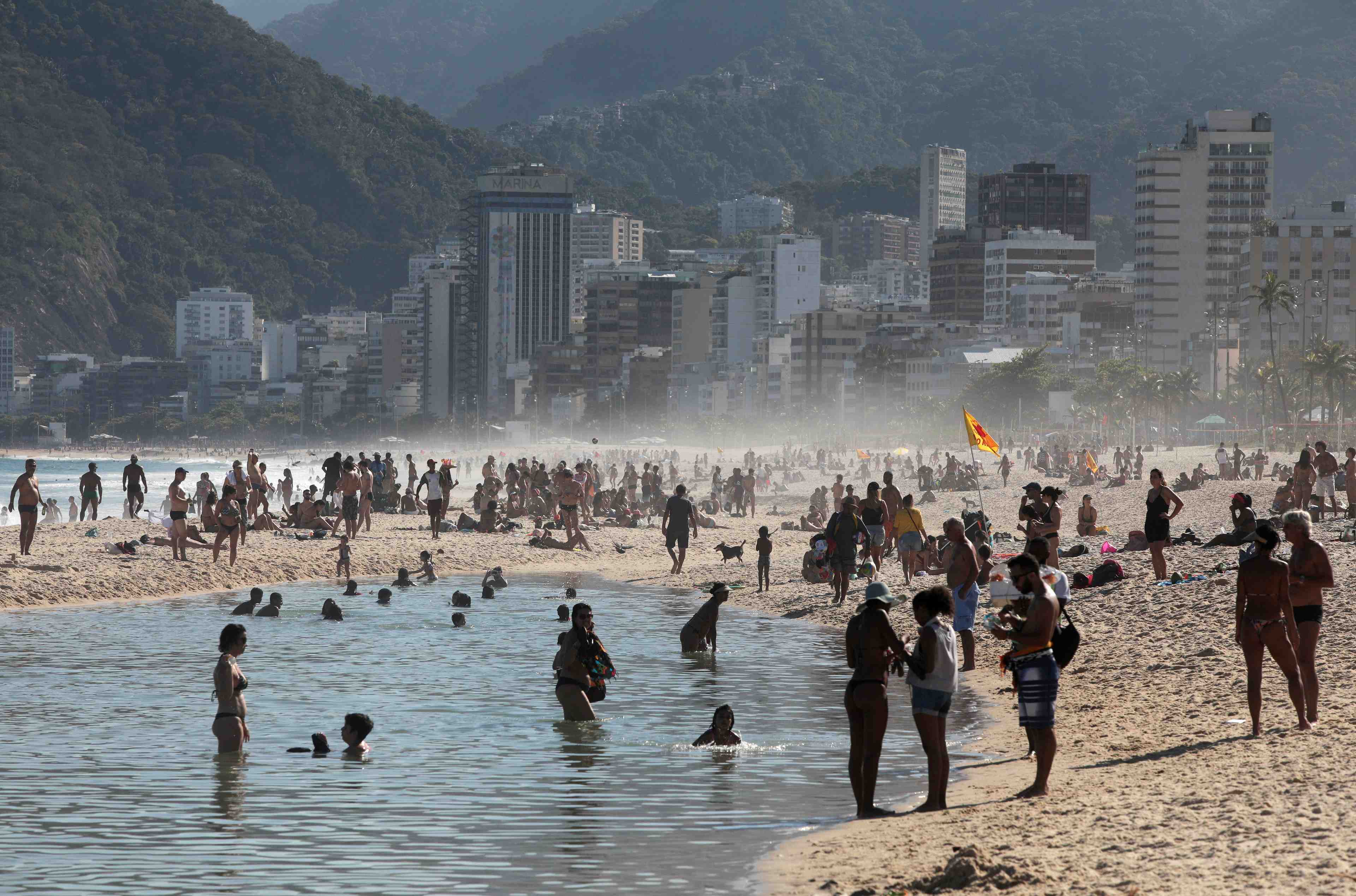 Bresil: une application pour reserver un emplacement sur la plage a rio