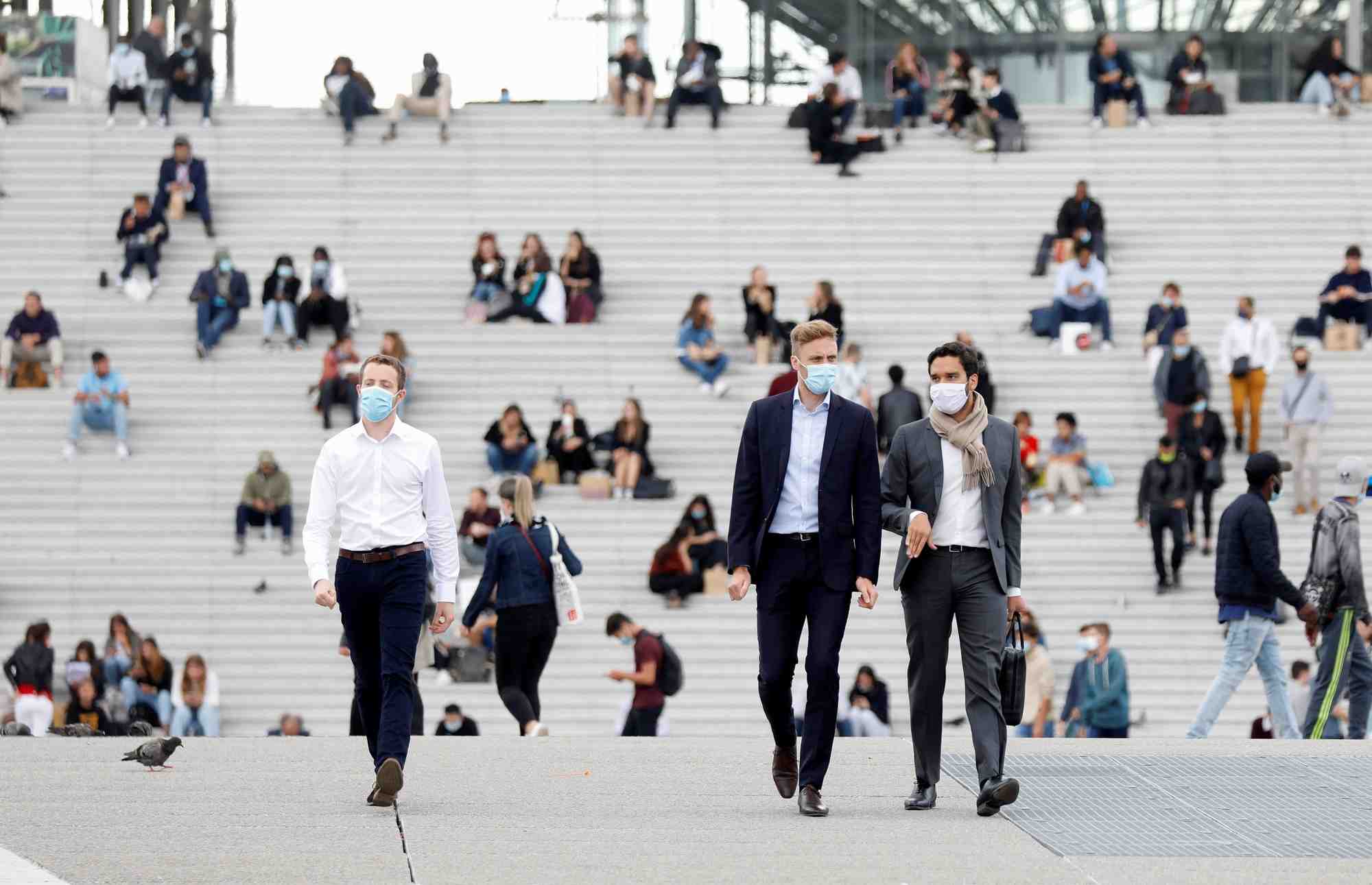 Coronavirus : des gens portant un masque marchent dans le quartier financier de La Défense à Nanterre, le 1er septembre 2020