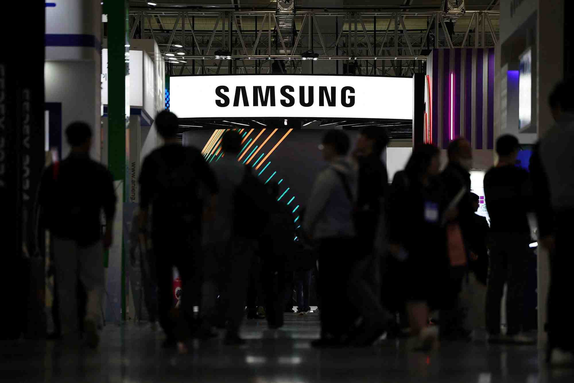 Le logo de samsung electronics sur son stand lors de la 26e exposition de semi-conducteurs 2024 a seoul