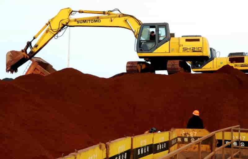 La chute des cours du minerai de fer plombe les miniers