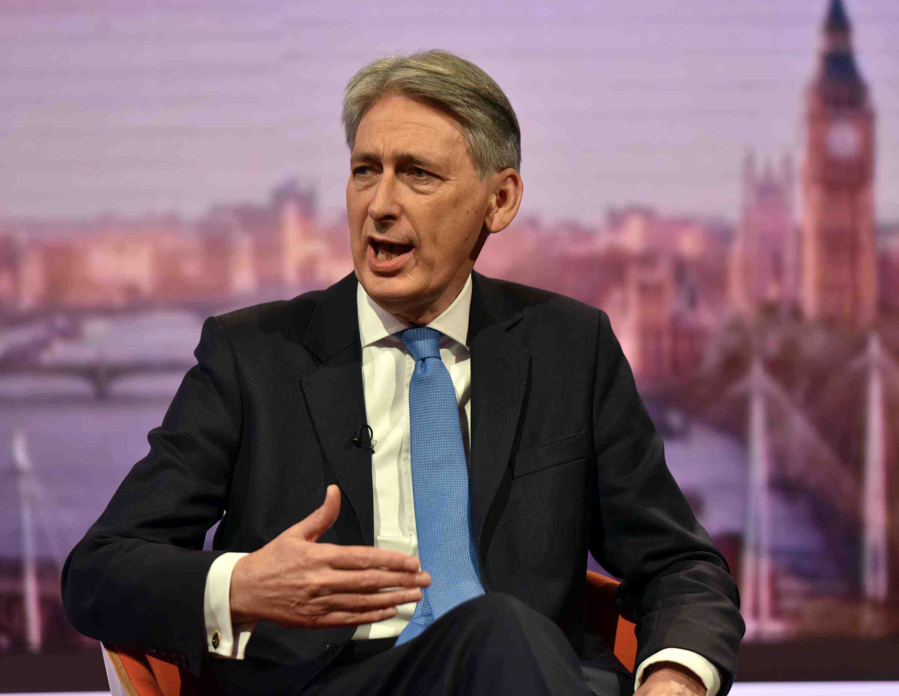Grande-bretagne: hammond met en avant les mesures sociales du projet de budget