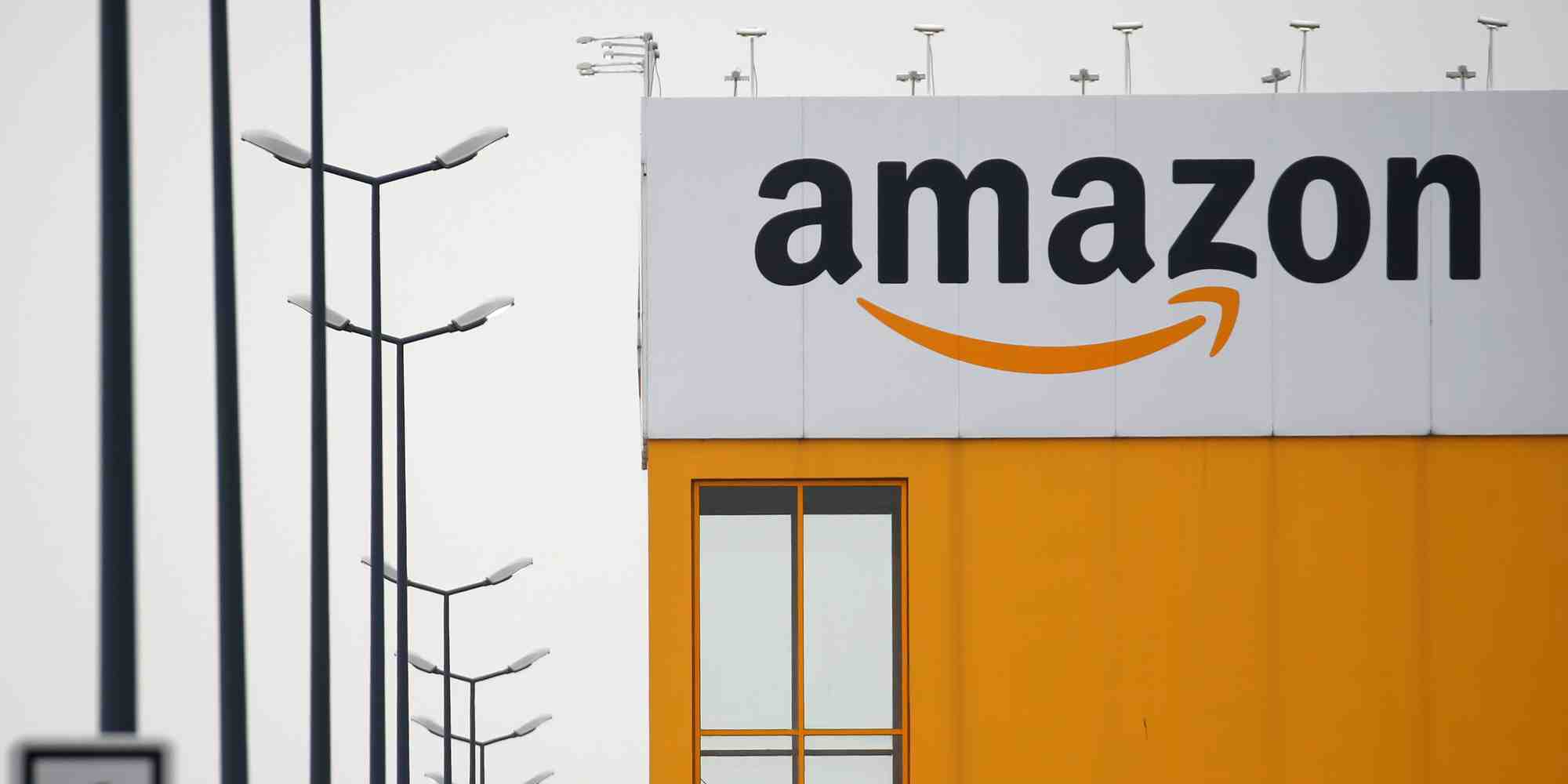 Des militants reclament l'arret du developpement d'amazon en france