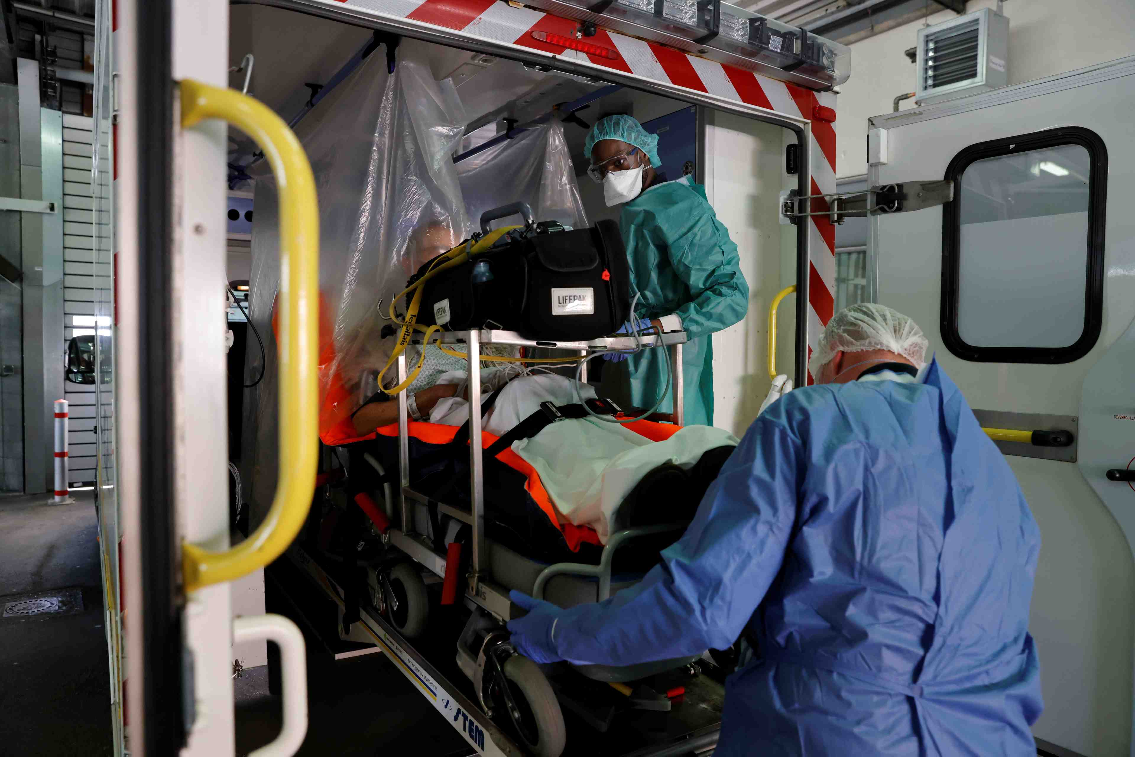France: le pari manque du transfert de patients pour la 3e vague