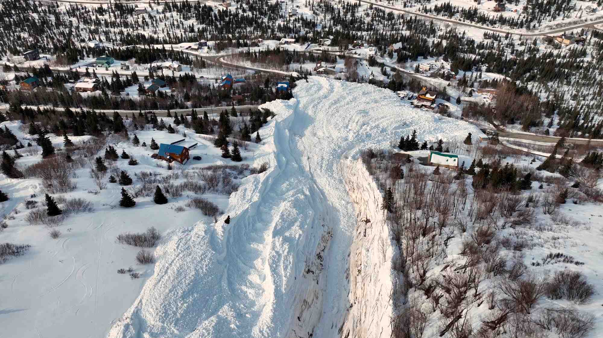 En alaska, des residents evacues suite a une enorme avalanche