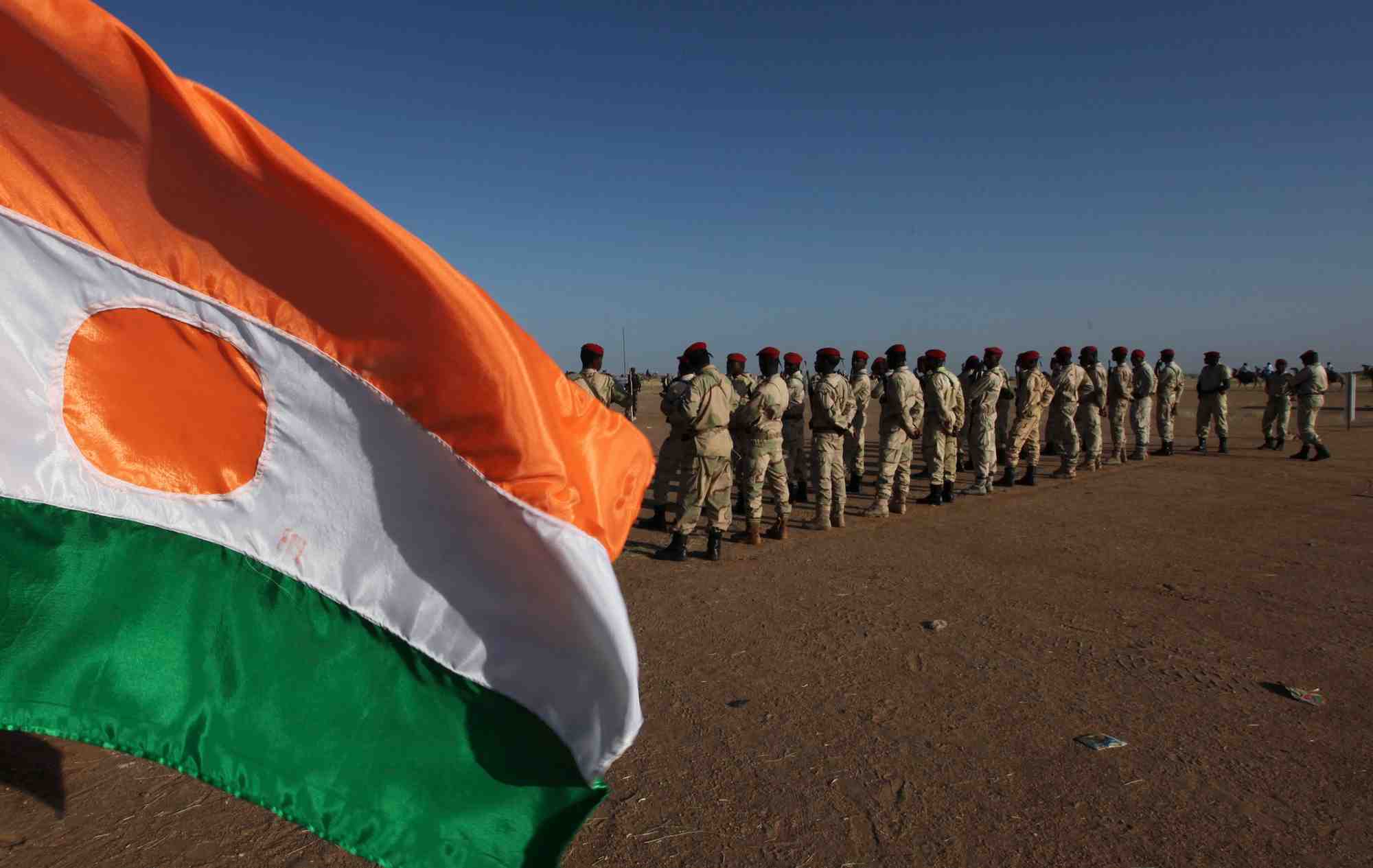 Soldats en formation pres d'un drapeau nigerien