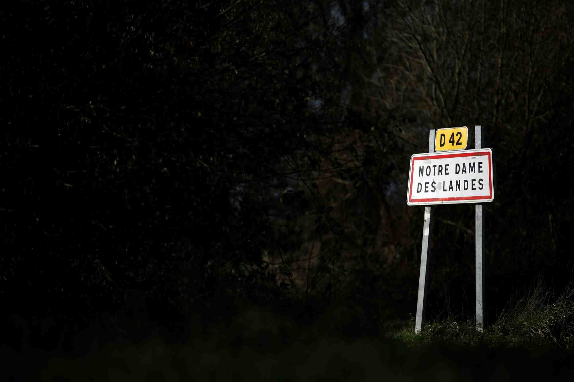 Un panneau routier indique l'entree de la ville a notre-dame-des-landes