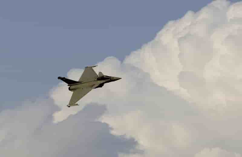 Le titre dassault aviation parmi les valeurs a suivre a la bourse de paris a la mi-journee