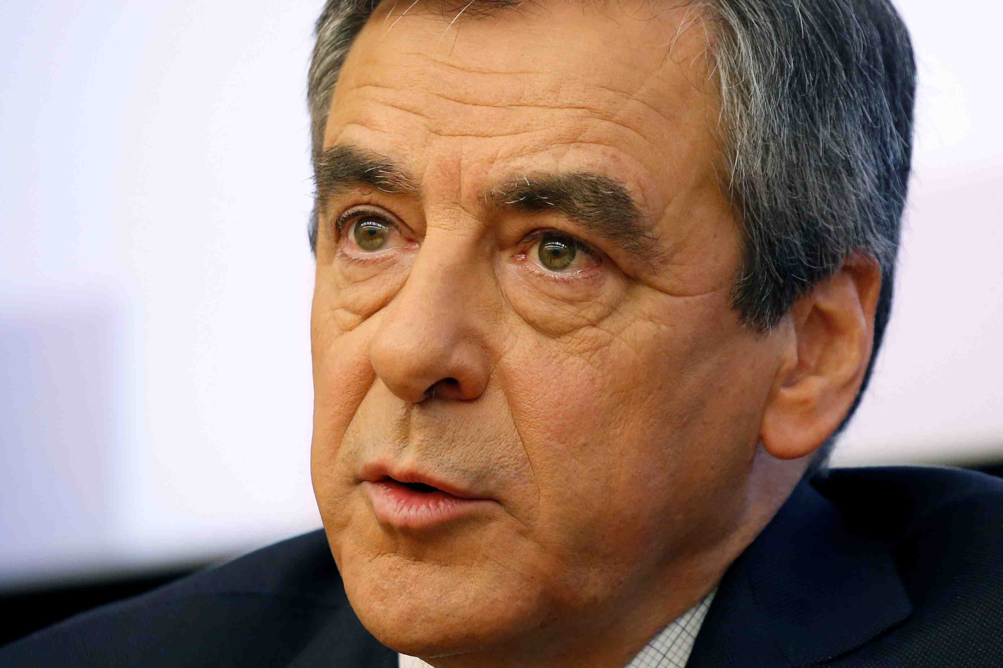 Francois fillon demande des sanctions apres une caricature de macron