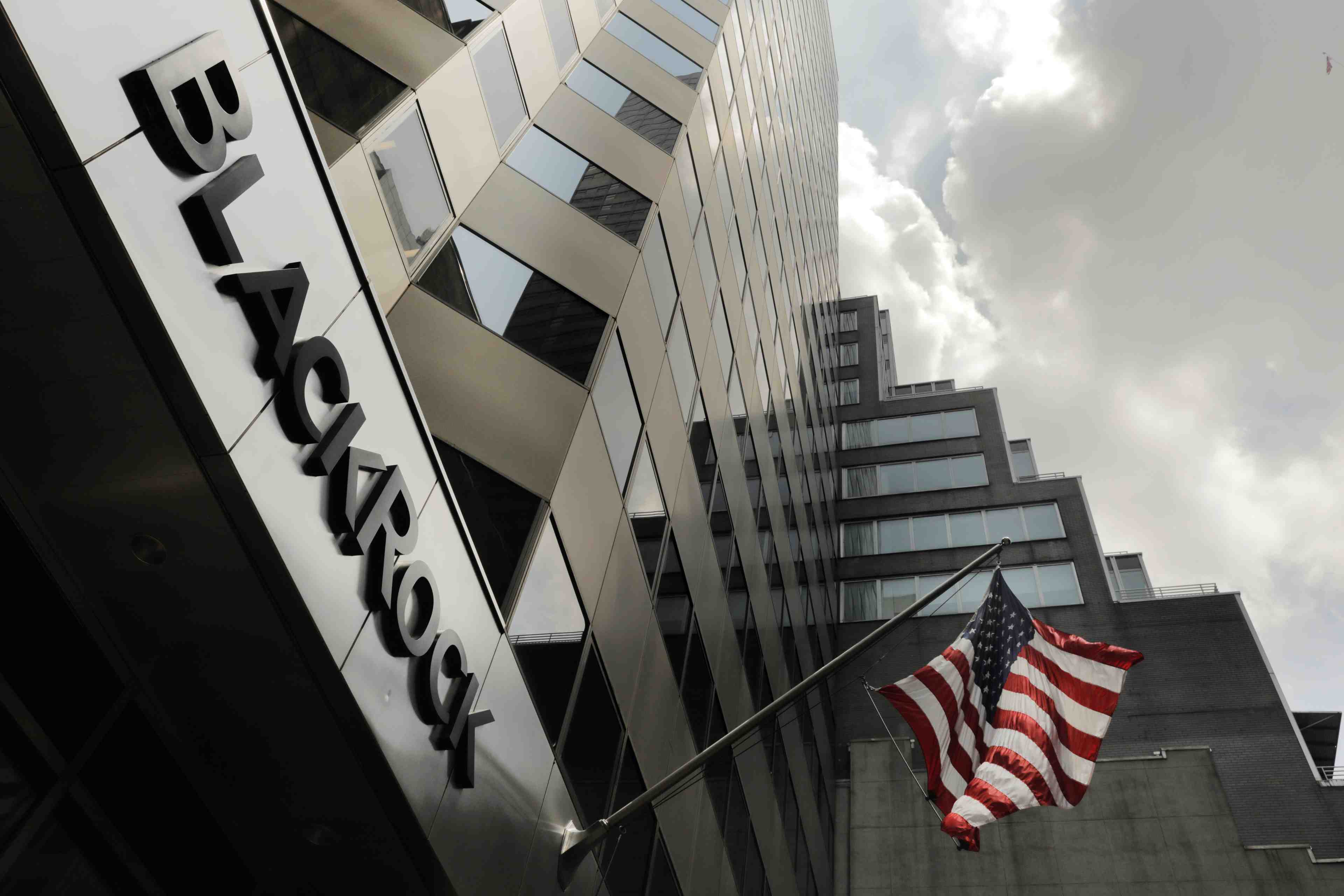 L'amf autorise blackrock a creer une societe de gestion alternative