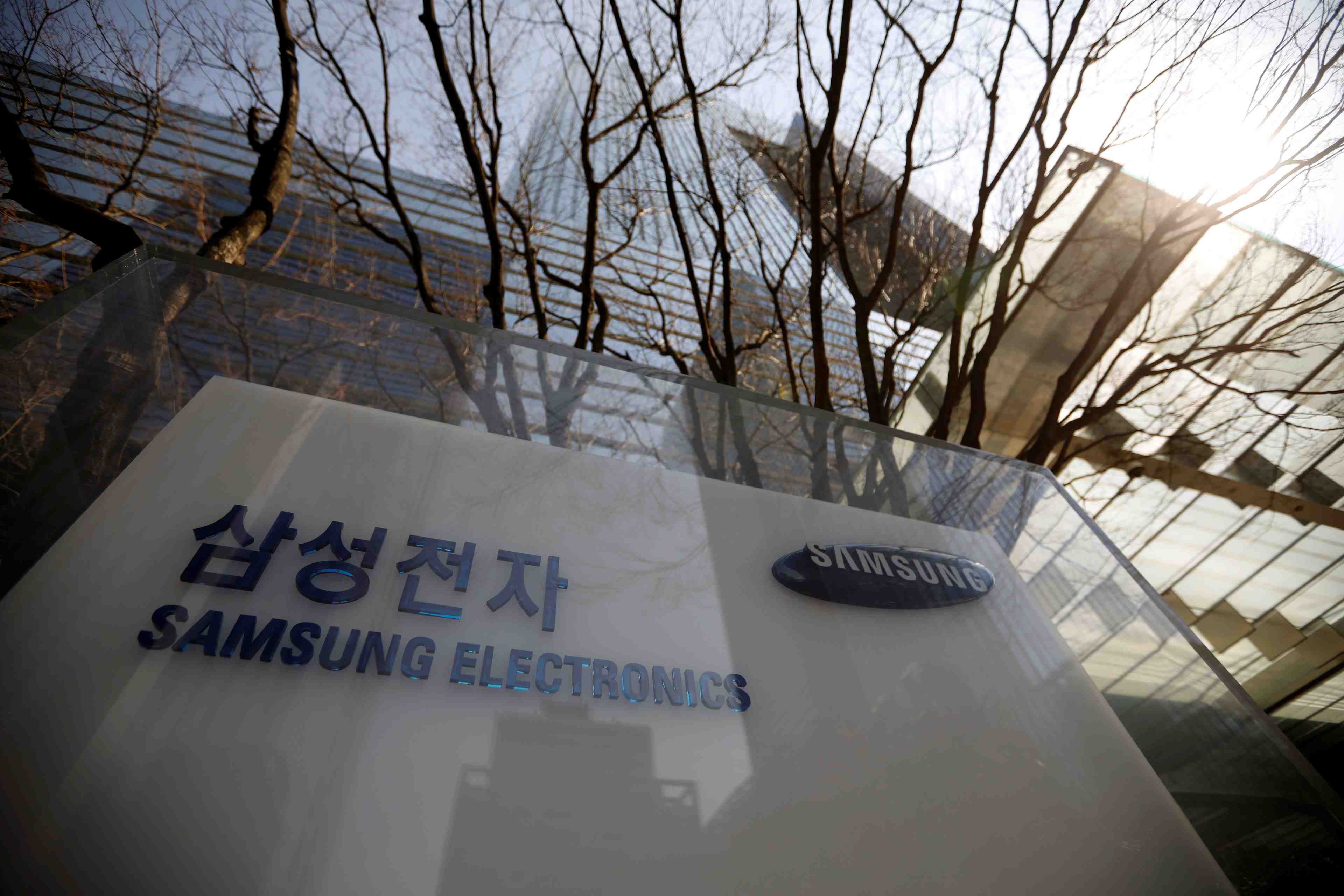 Le president de samsung elec confirme malgre une inculpation