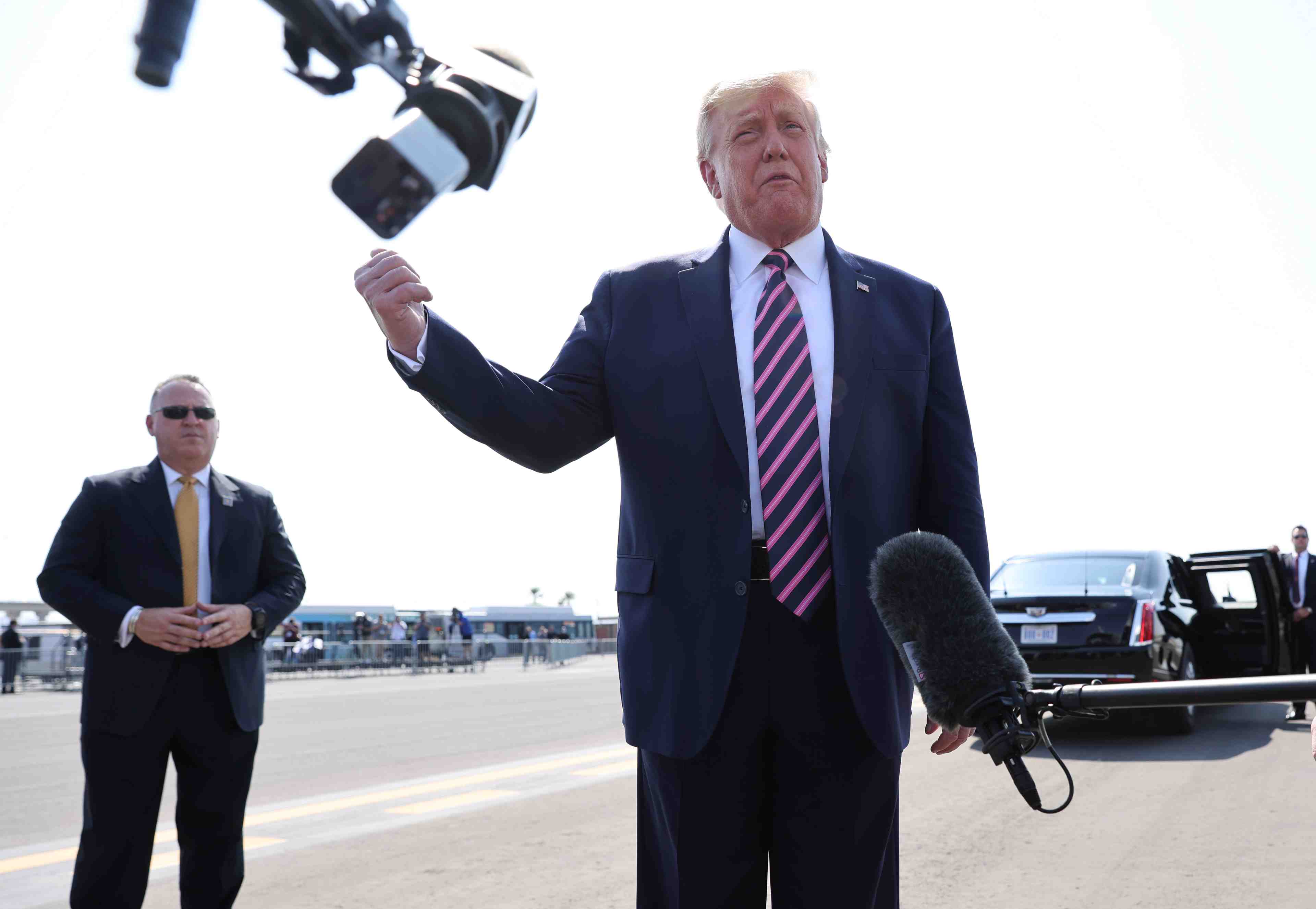 Coronavirus: trump dement toute pression politique sur les vaccins
