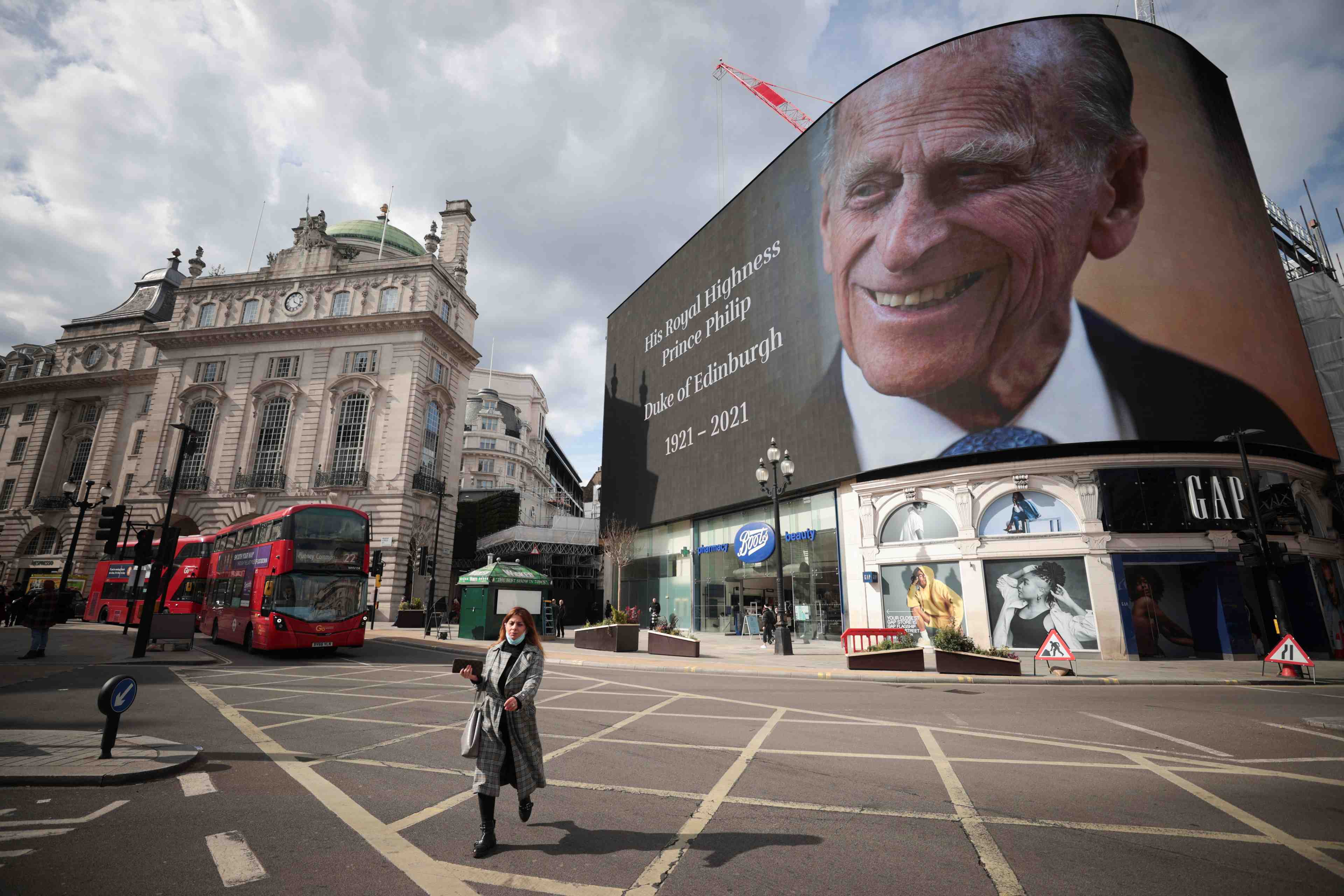 Emmanuel macron salue la "vie exemplaire" du prince philip