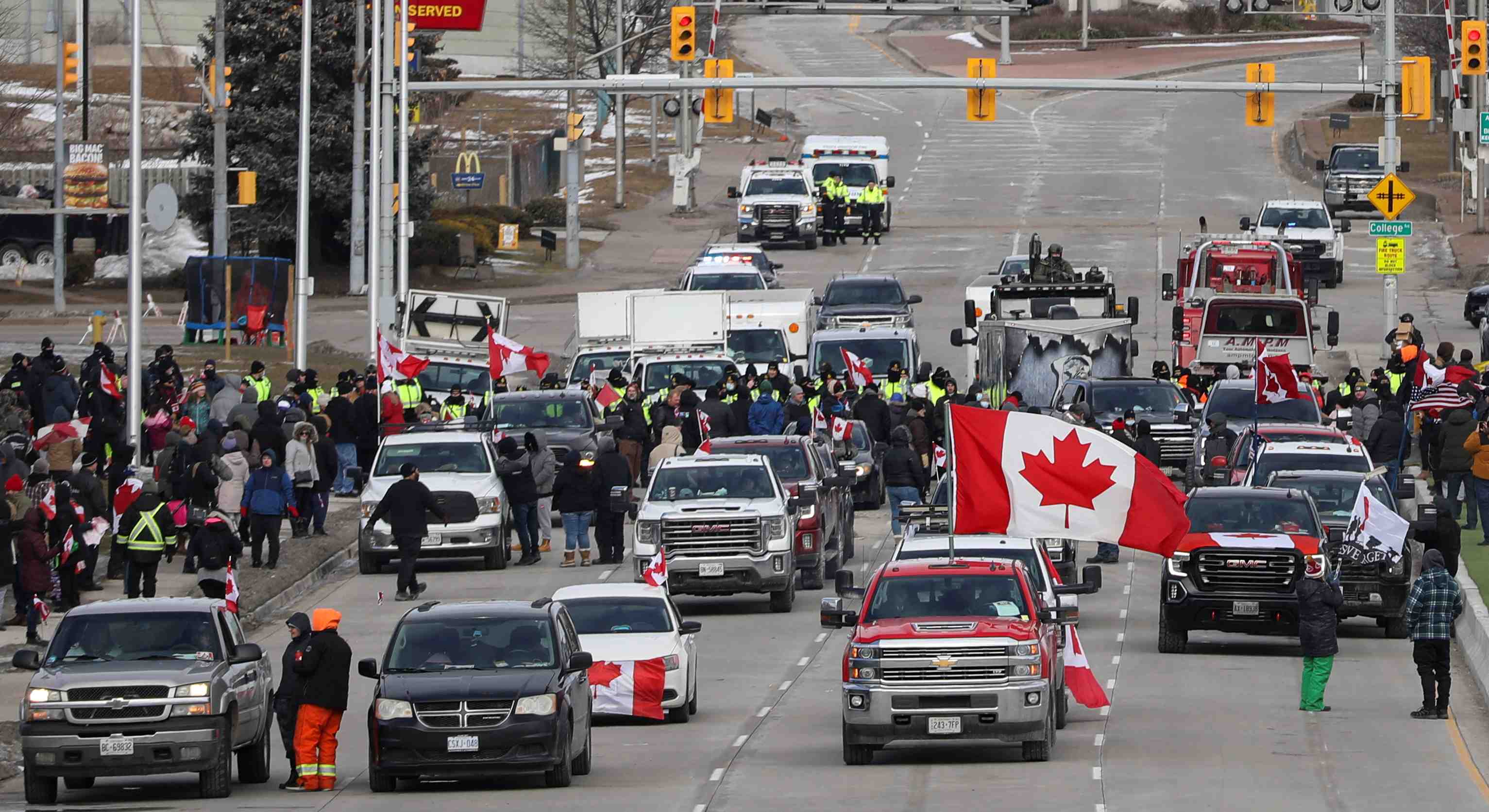Canada: l'evacuation du pont ambassador vers les usa a l'arret