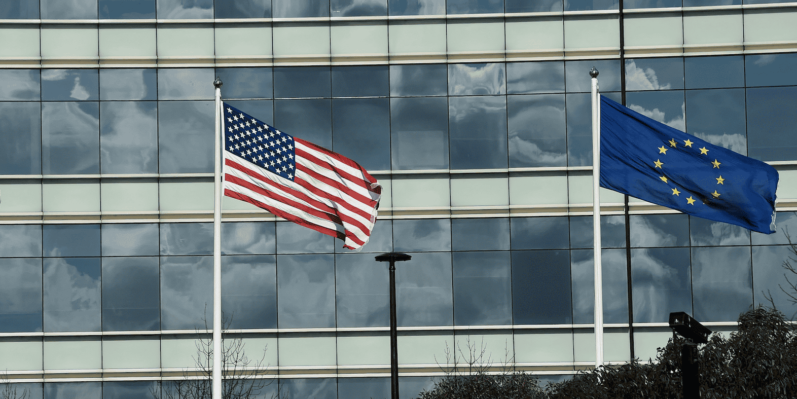 Drapeaux US et UE
