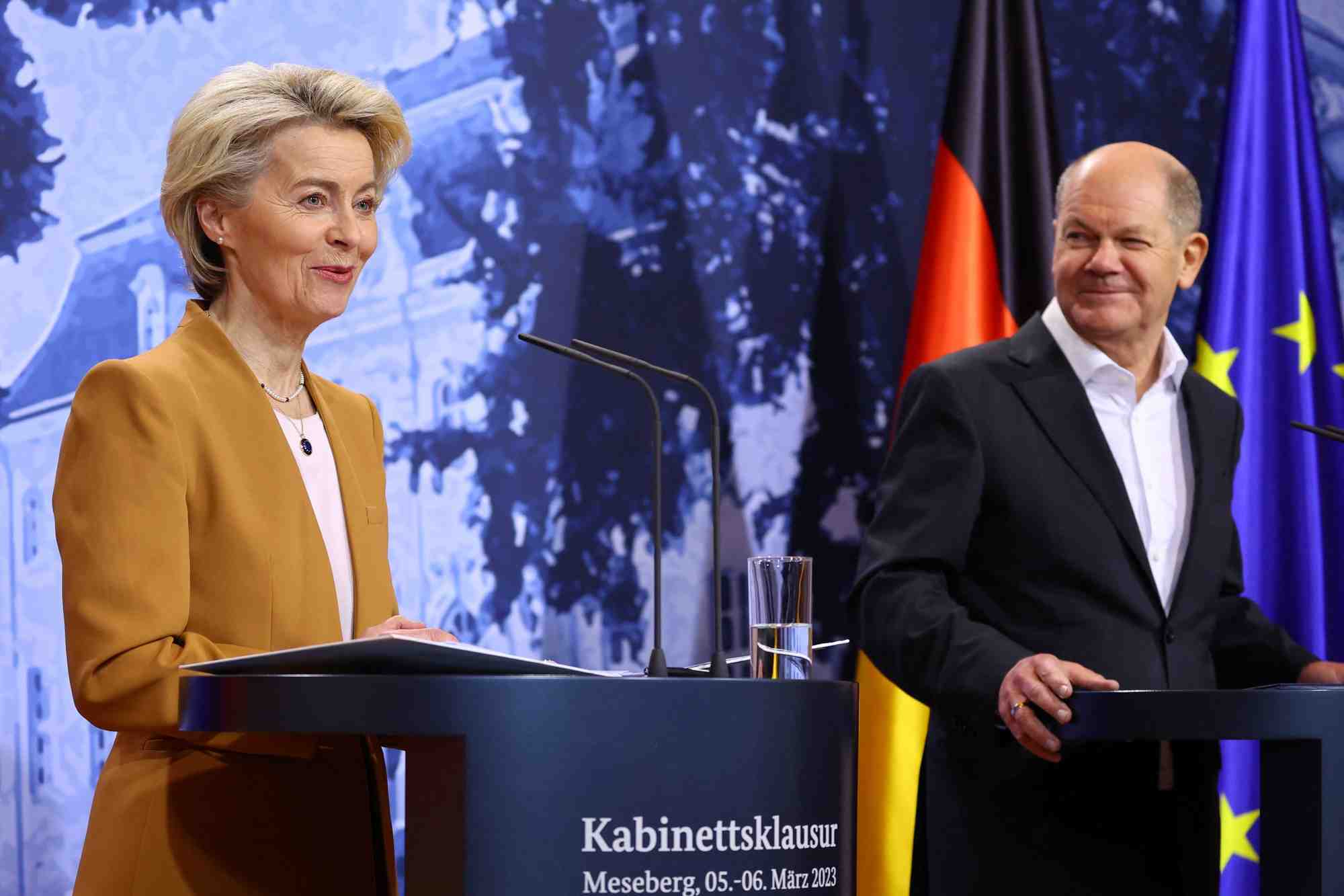 Le chancelier allemand scholz et la presidente de la commission europeenne von der leyen lors d'une conference de presse