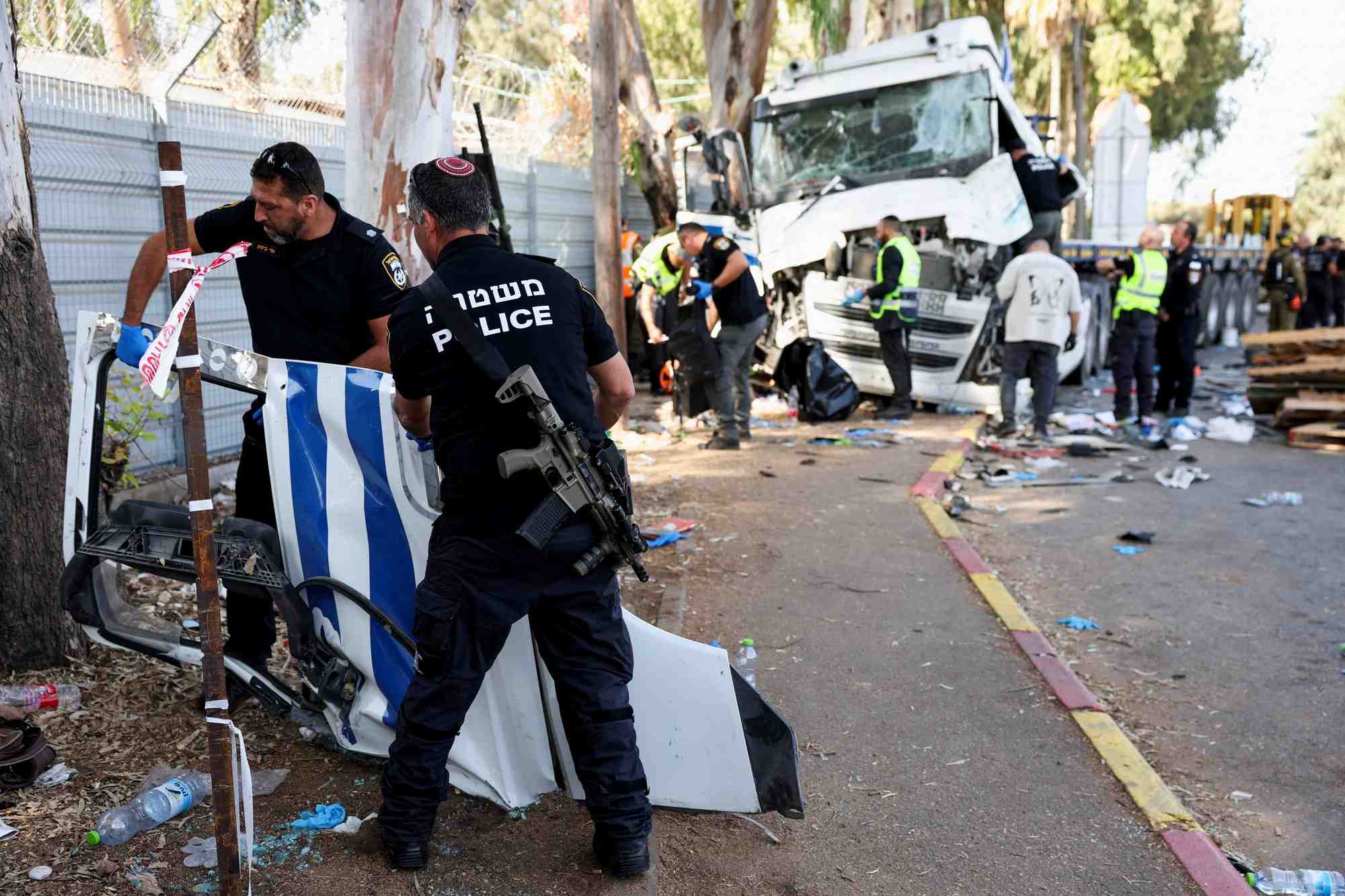Les services d'urgence israeliens travaillent sur les lieux ou un camion a fonce sur des pietons a un arret de bus, a ramat hasharon
