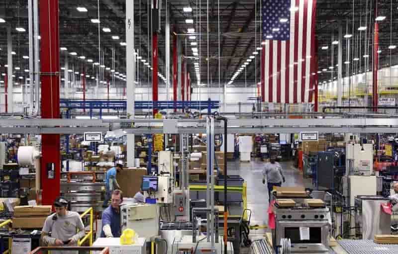 L'industrie américaine continue de croître, mais plus lentement