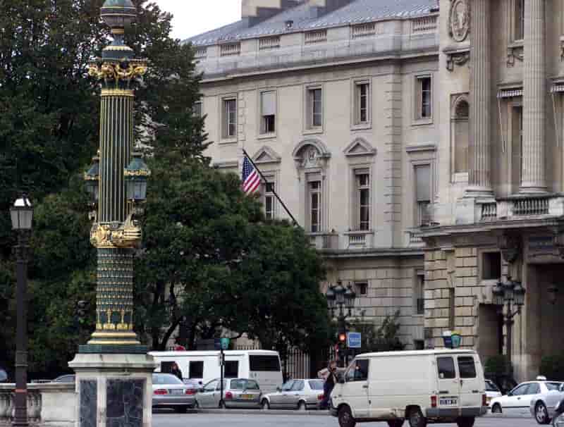 L'ambassade des etats-unis a paris survolee par un drone