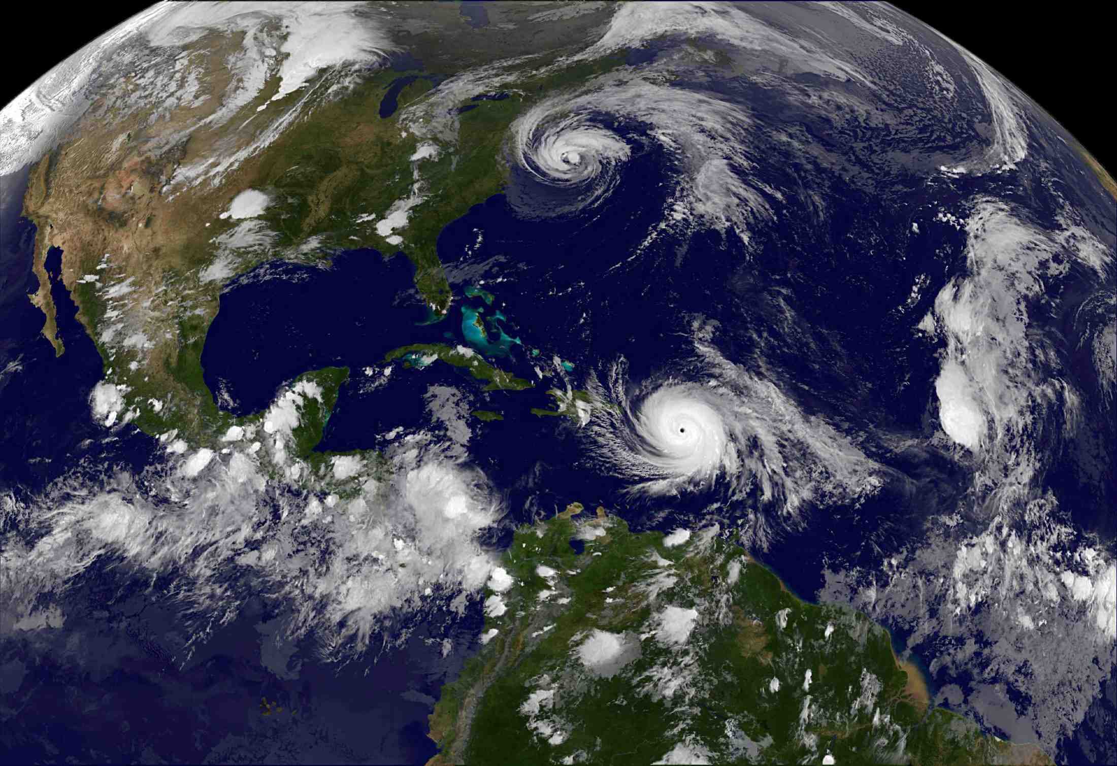 Ouragan: st.croix, porto rico menaces, deux morts a la guadeloupe