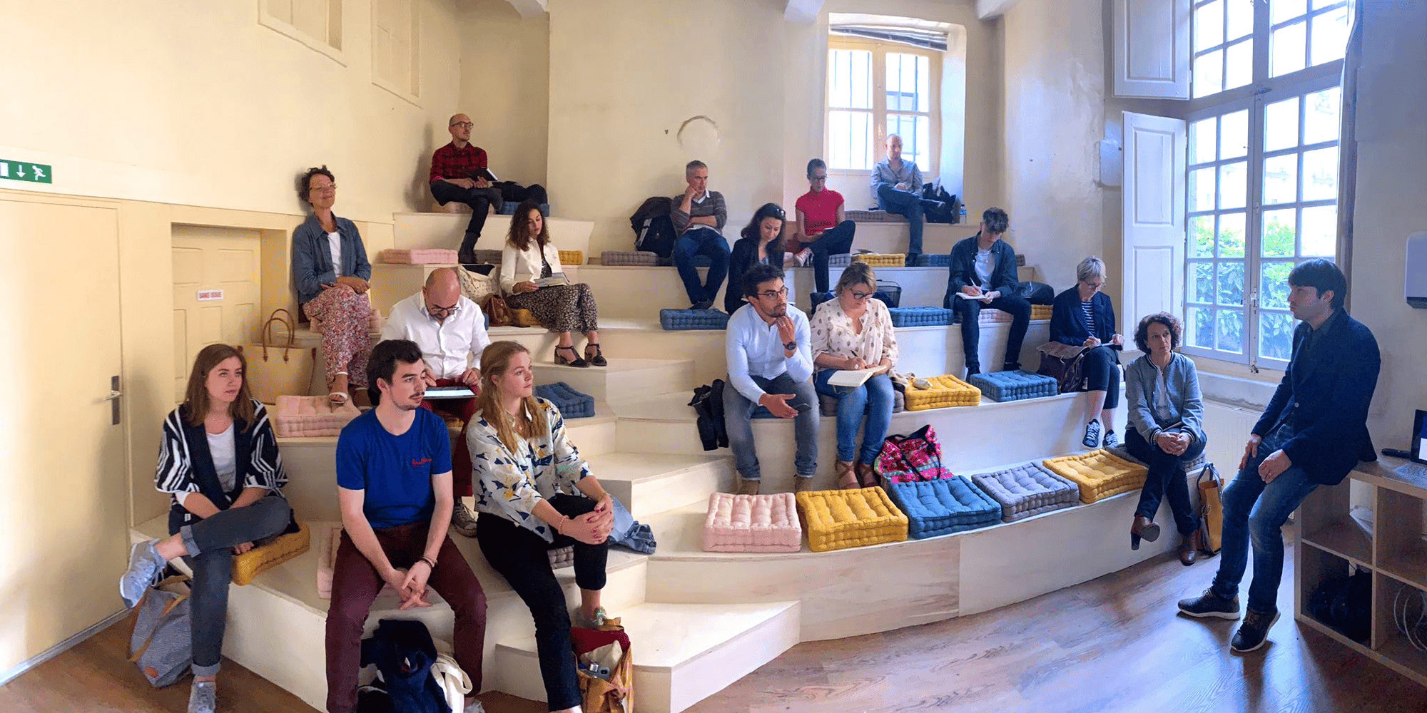 Des formations, des conférences et des ateliers sont organisés autour des thématiques du design.