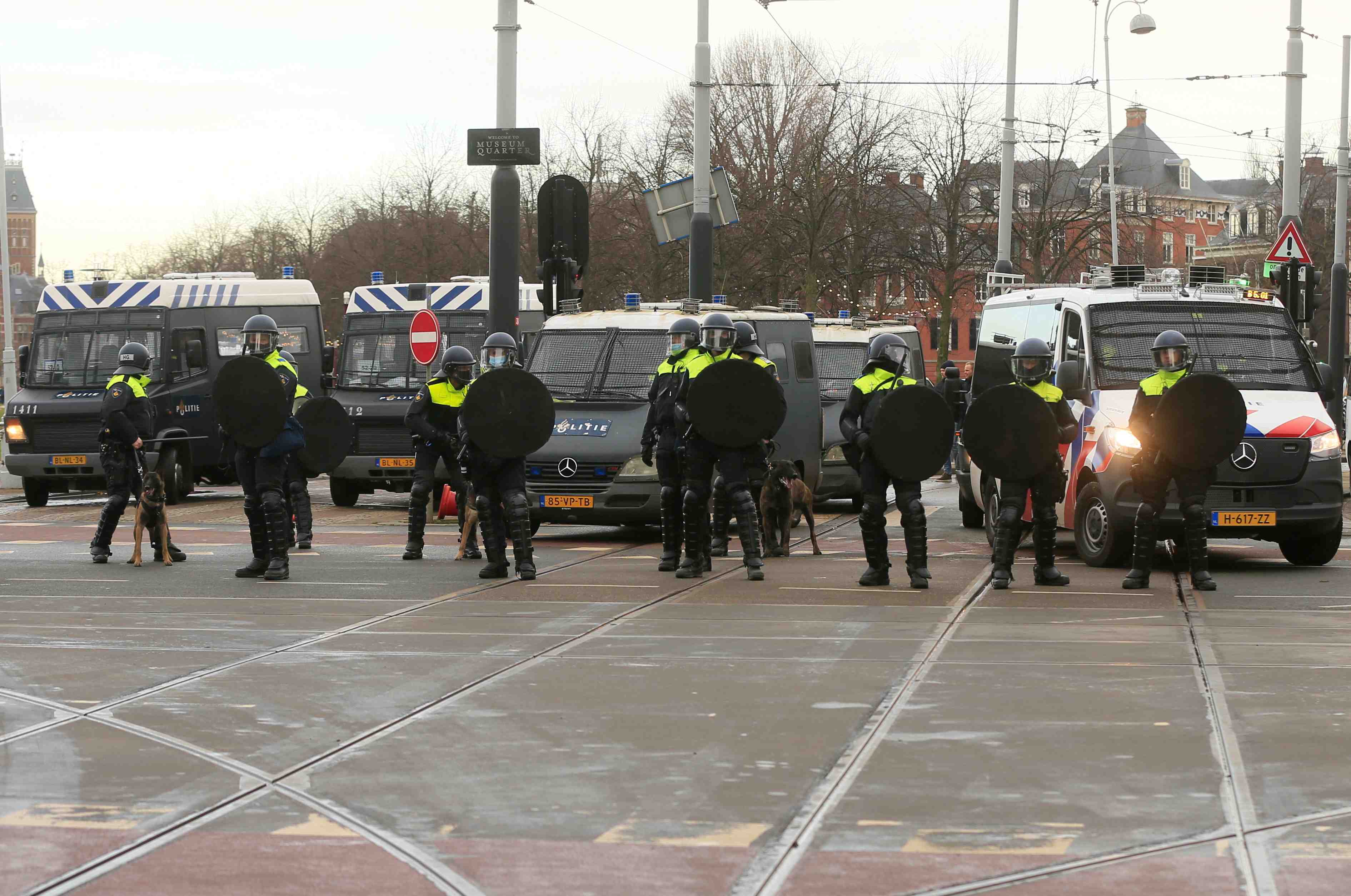 Troisieme soiree d'emeutes aux pays-bas pour protester contre le confinement