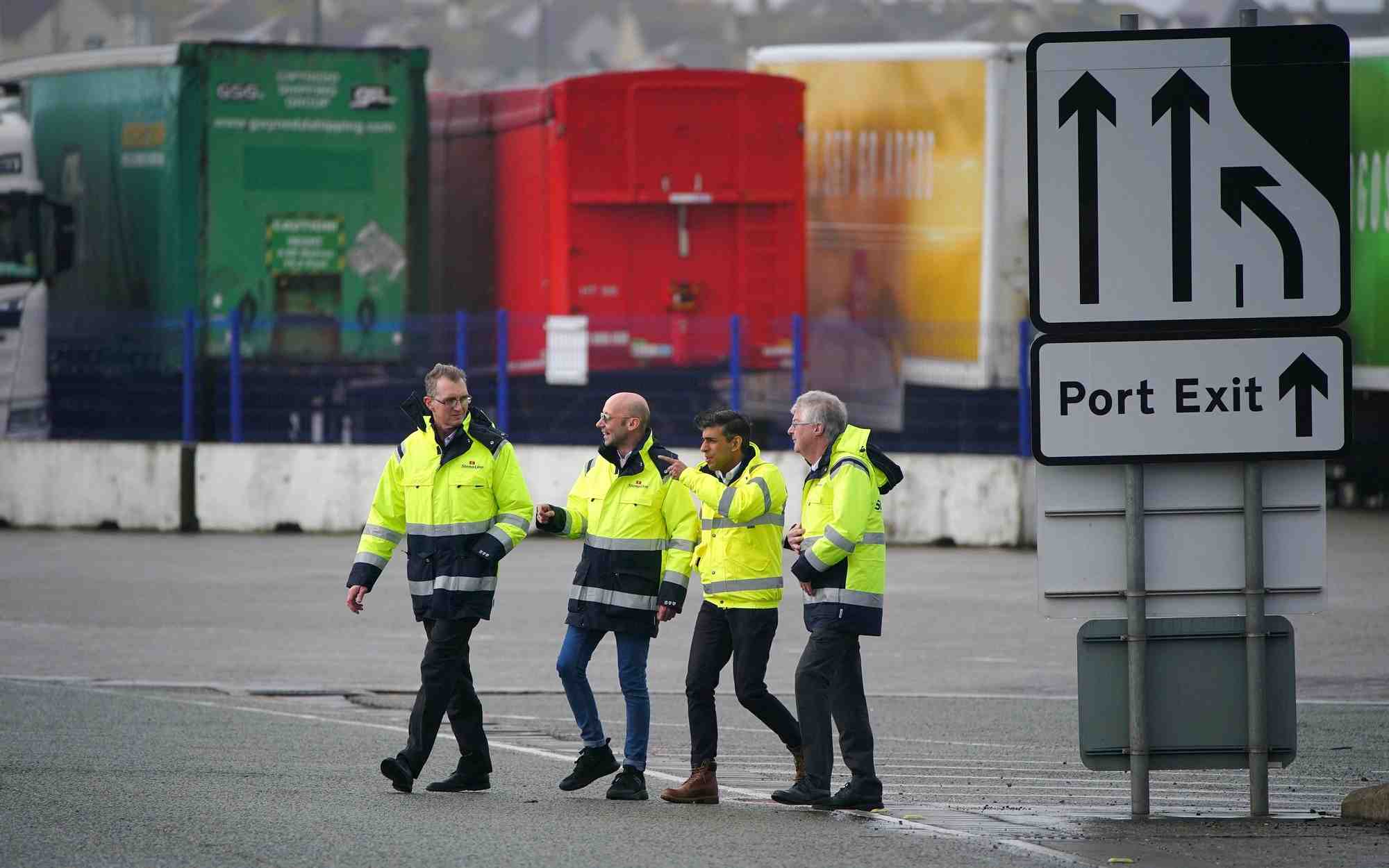 Rishi sunak visite le port de holyhead a anglesey