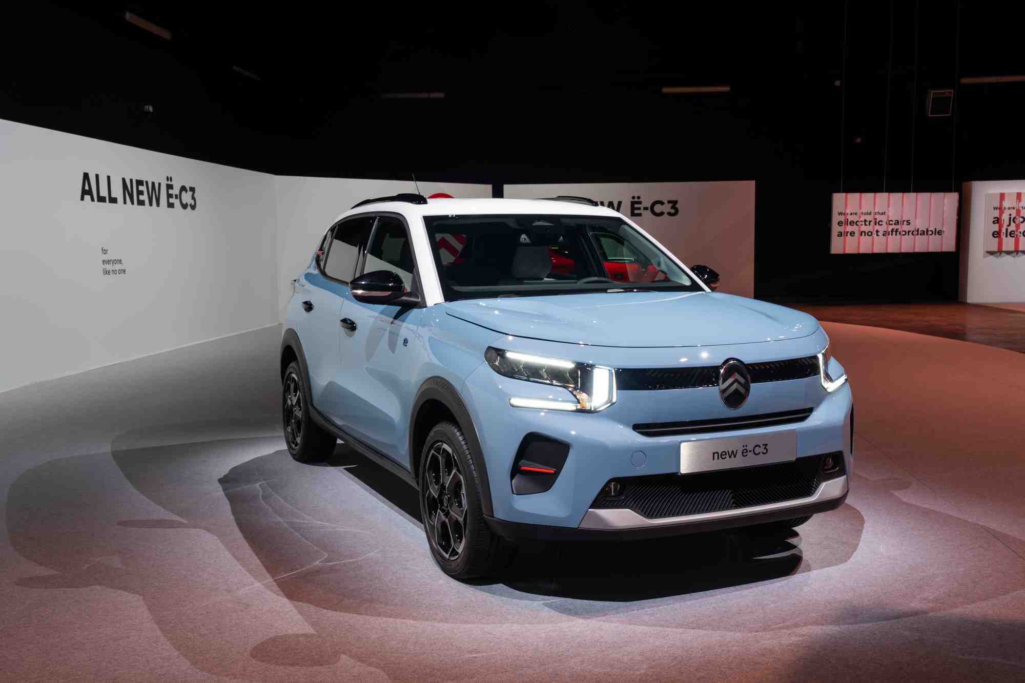 La C3 électrique sera équipée d'une batterie LFP, de 44 kWh qui pourra se brancher sur une charge rapide à 100 kW, pour « passer de 20 à 80% de capacité en 26 minutes seulement ».