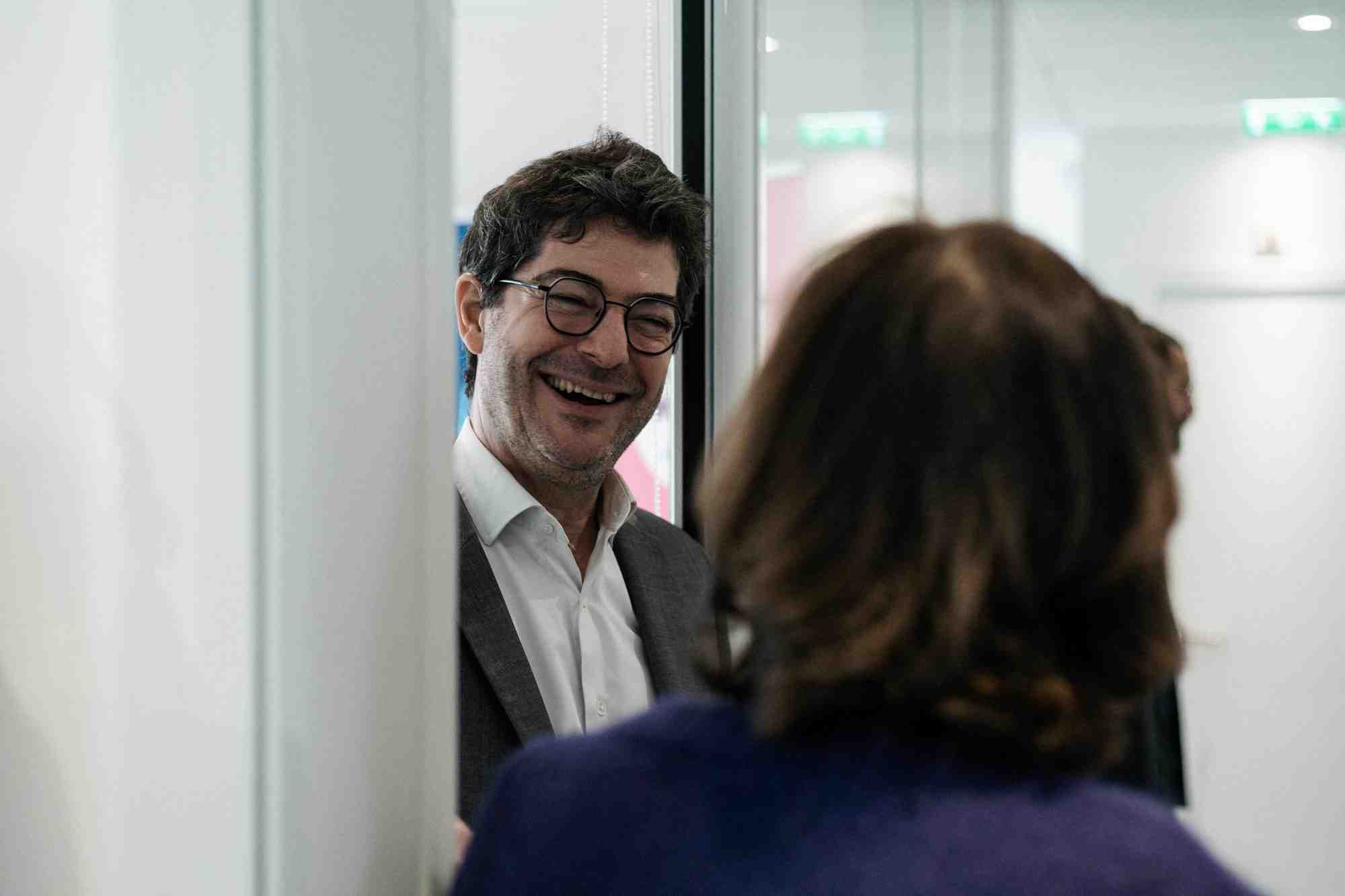 Le président du Crédit Mutuel Alliance fédérale, Nicolas Théry (ici en visite aux Restos du Cœur) entend faire la différence sur la thématique solidaire.
