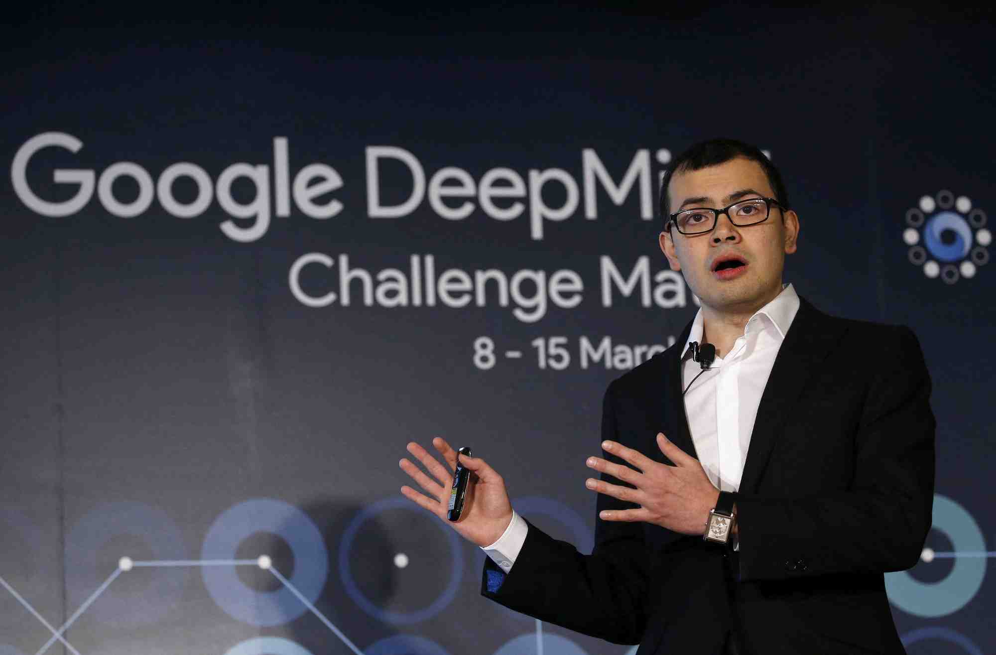 Demis hassabis, cofondateur et directeur general de deepmind lors d'une conference de presse
