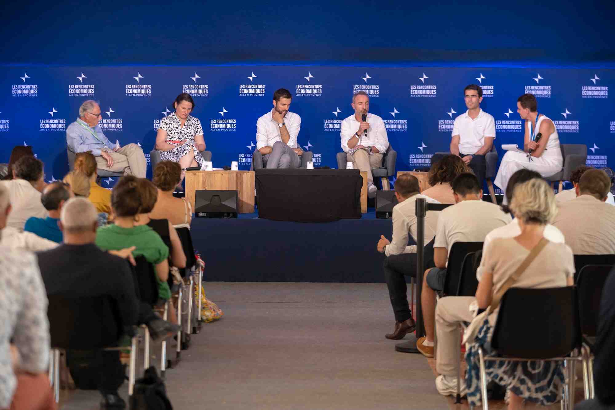 La table ronde « Pouvons-nous encore supporter une baisse du pouvoir d’achat ? » aux Rencontres économiques d’Aix-en-Provence vendredi 4 juillet.