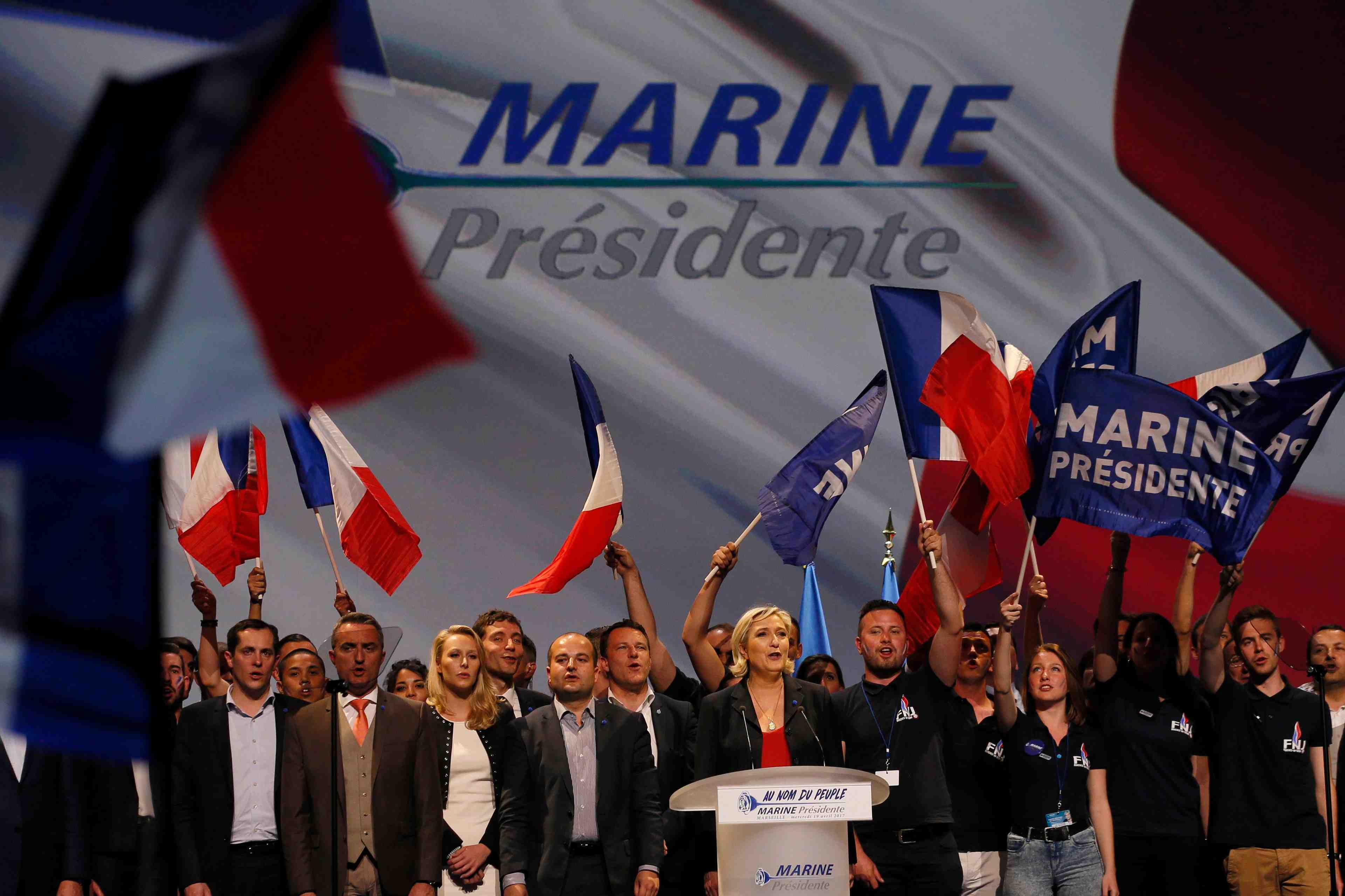 A marseille, marine le pen appelle a l'"insurrection nationale"