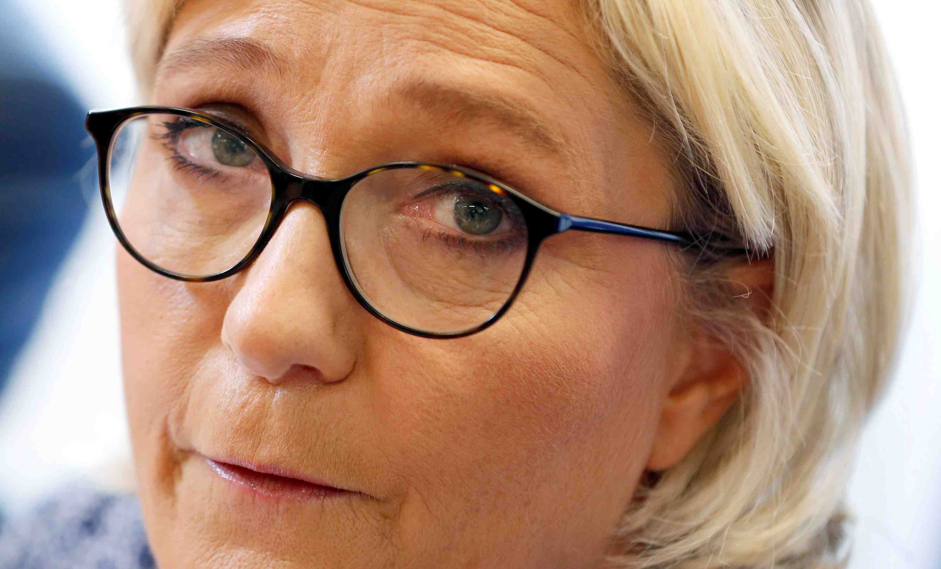 Faut-il sortir de l'euro ? "nous allons voir", dit marine le pen
