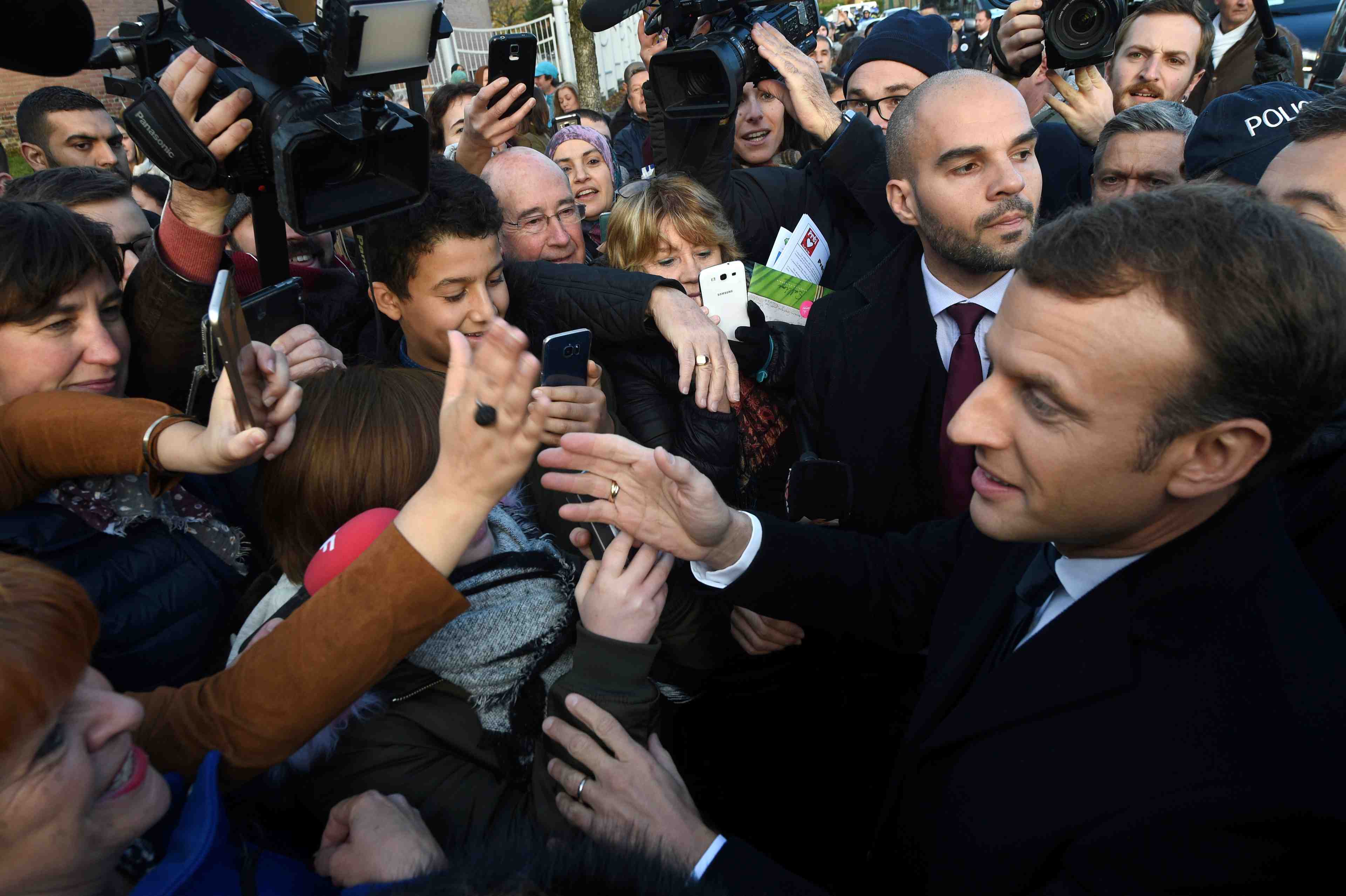 Macron promet le "retour de l'etat" dans les banlieues
