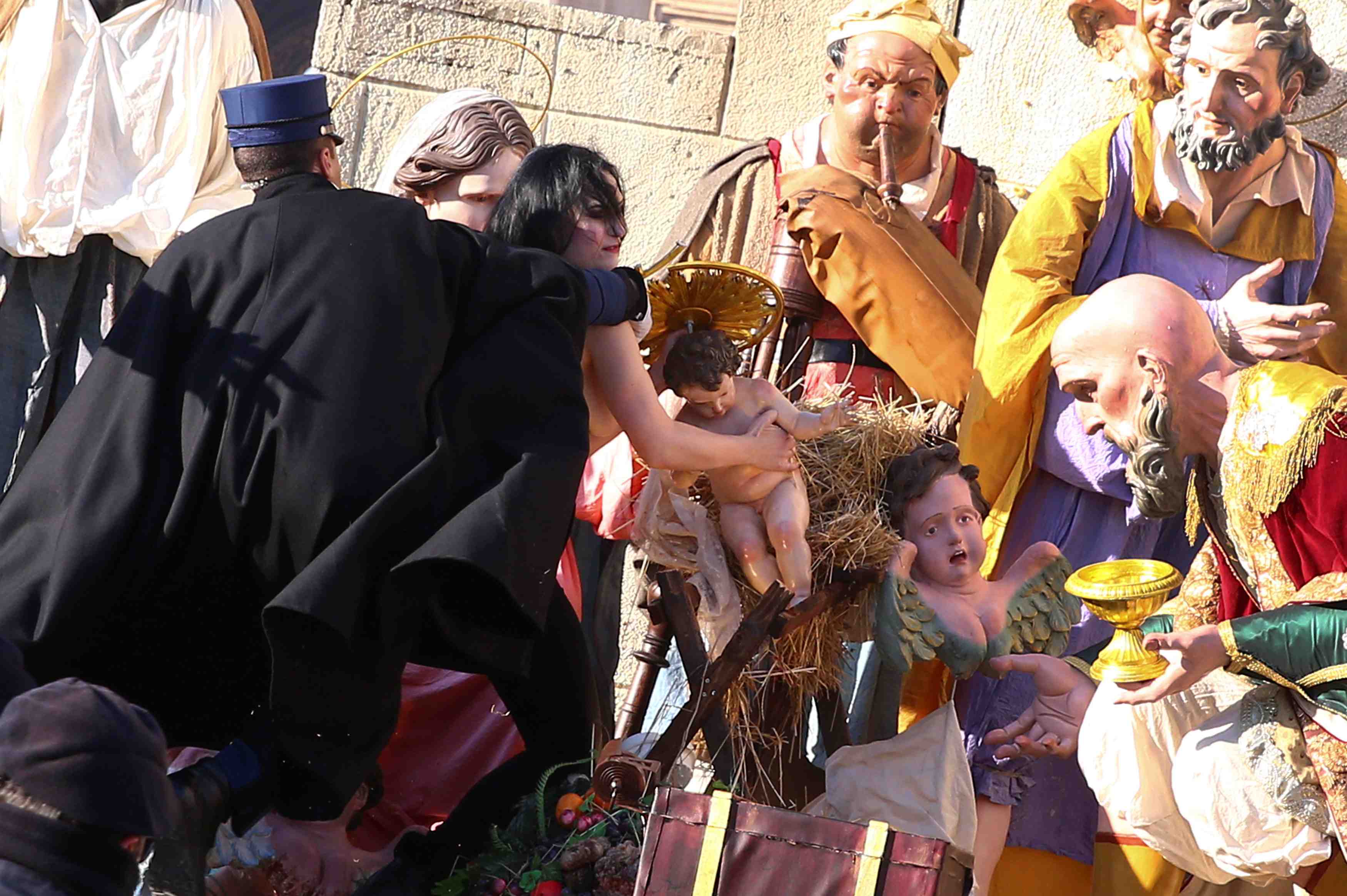 Une femen seins nus dans la creche de la place saint-pierre