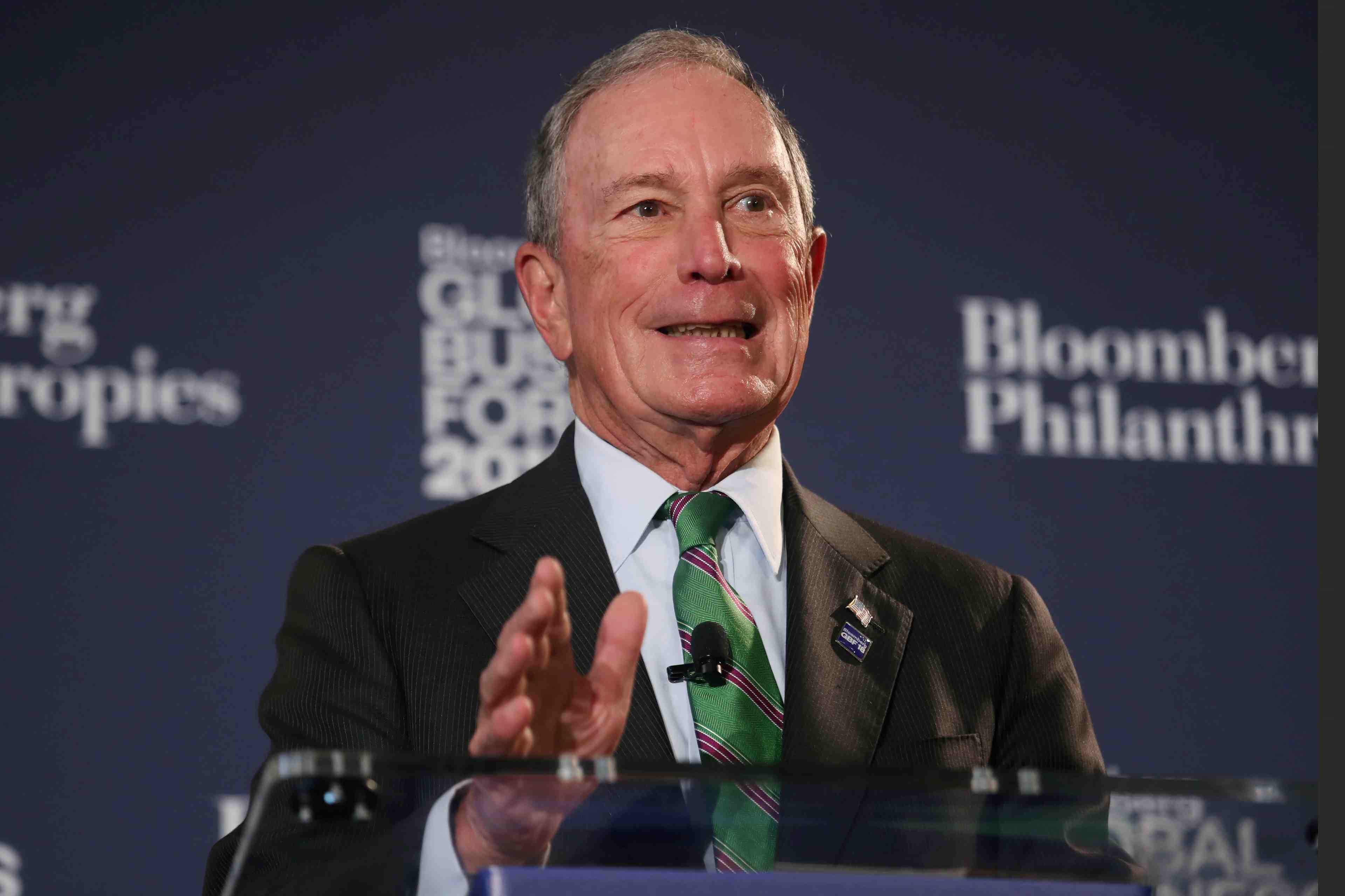 Bloomberg s'en prend a trump mais hesite a entrer en lice