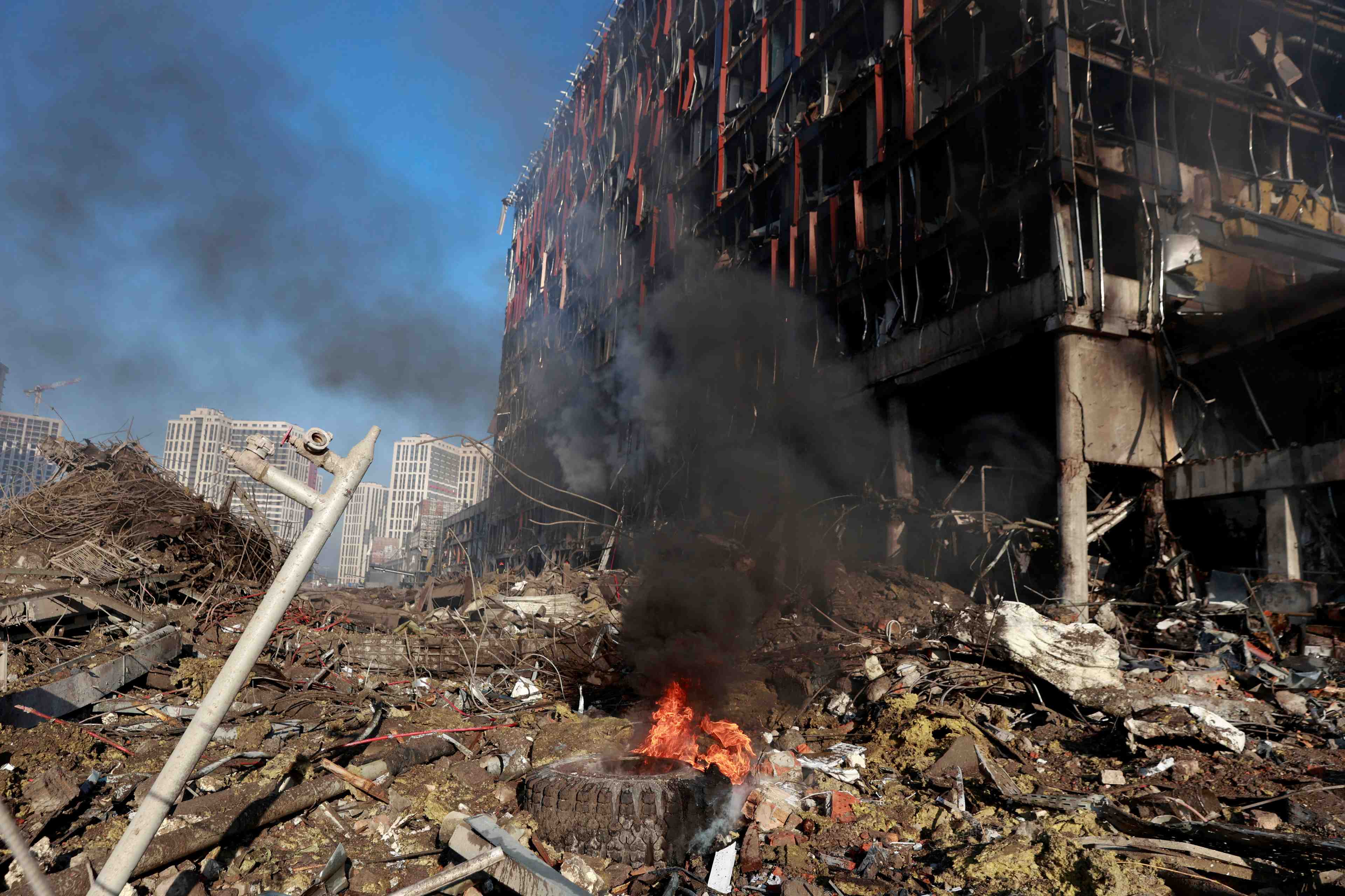 Ukraine: au moins huit morts dans un bombardement a kyiv dimanche