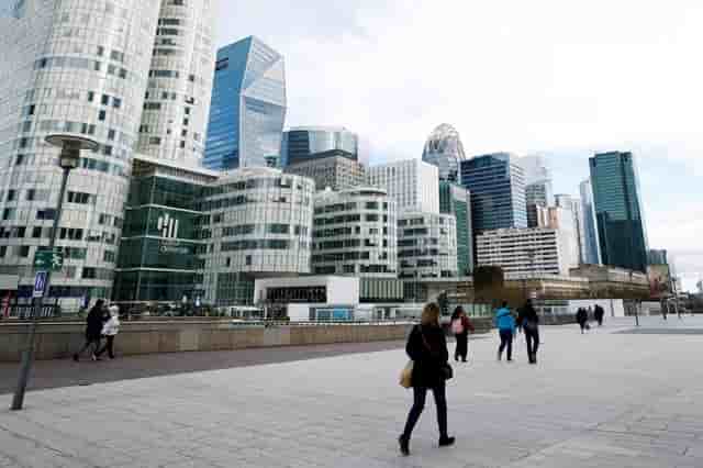 Le parvis du quartier d’affaires de la Défense à Paris. Les économistes de la banque centrale rappellent notamment que les contraintes familiales continuent de peser davantage sur la vie professionnelle des femmes que sur celle des hommes.
