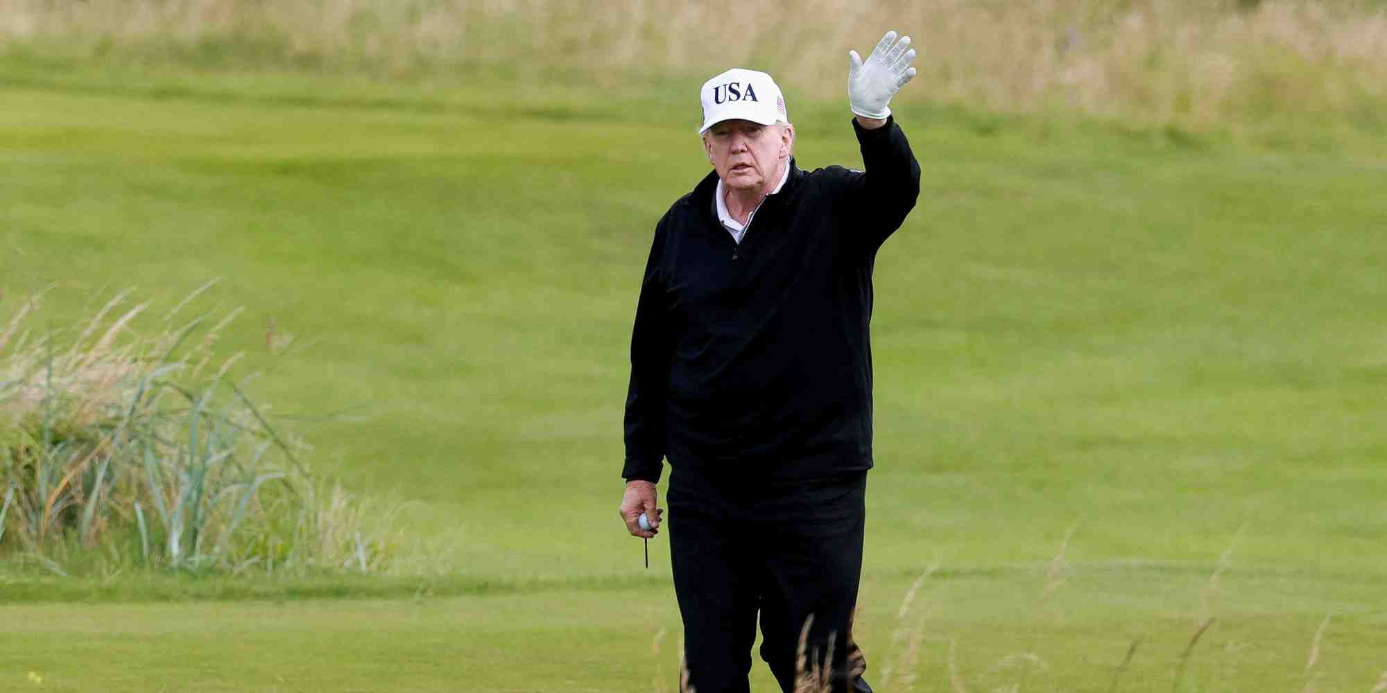 Donald Trump négocie dimanche en Écosse avec la présidente de la Commission européenne Ursula von der Leyen pour arracher un accord douanier.