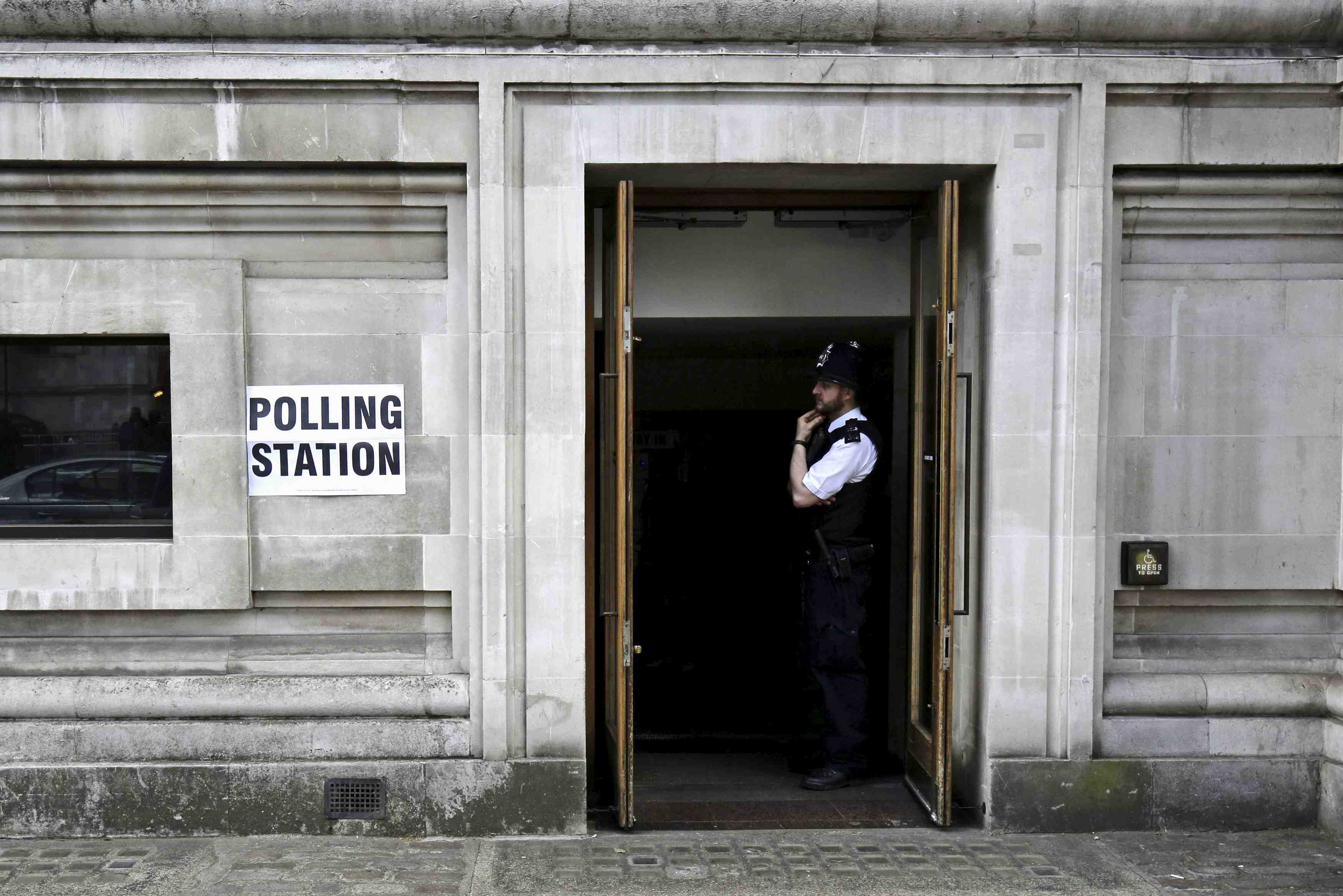Les conservateurs donnes en tete des legislatives britanniques